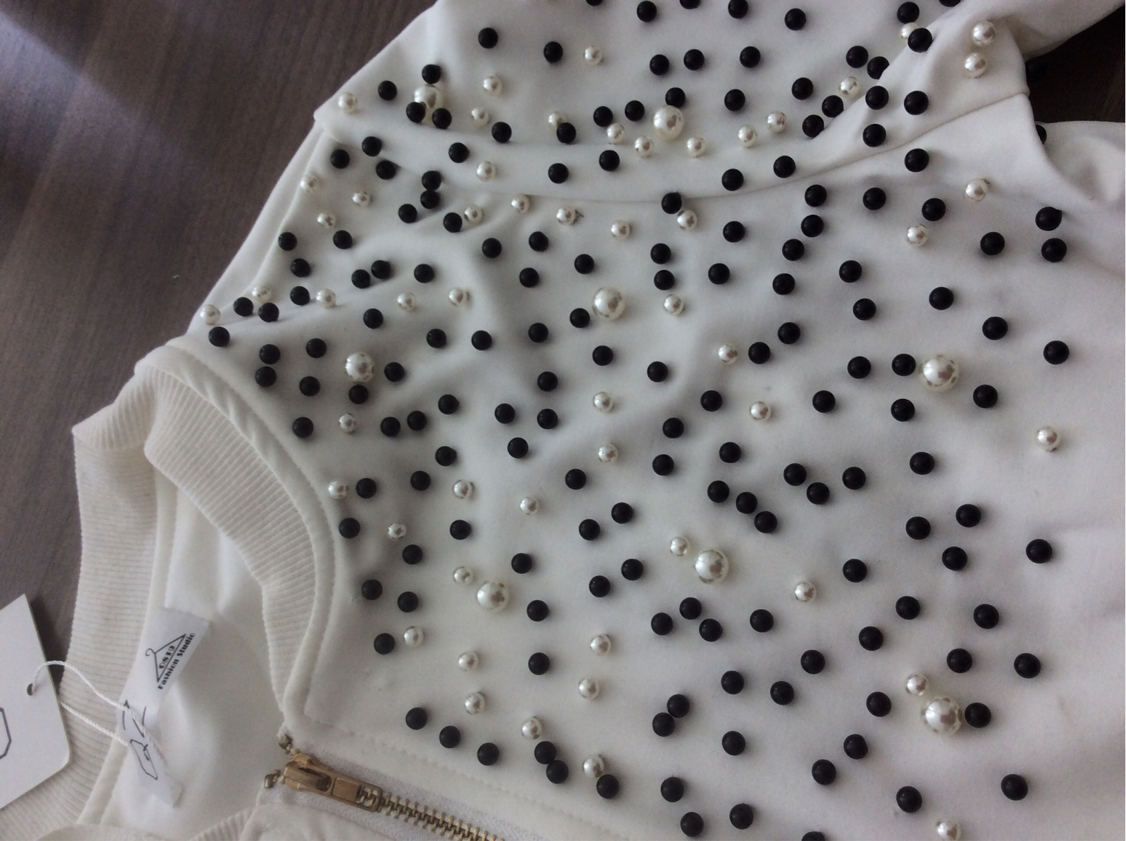 เสื้อคลุมซิบหน้าตกแต่งมุกขาว ดำ ผ้าโฟมบางไม่หนามีน้ำหนักค่ะ มีกระเป๋า 2 ข้าง ใส่ตัวเดียวหรือจะใส่เป็นแจ็คเก็ตคลุมก็ได้ค่ะ