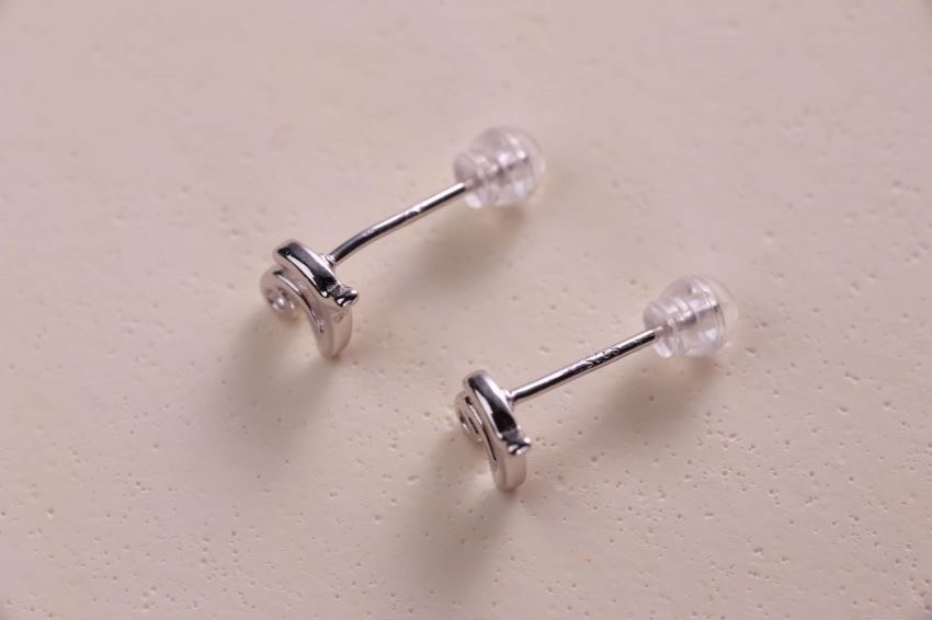 ต่างหูสำหรับผิวแพ้ง่าย เงินแท้ 92.5% ตัวอักษรภาษาอังกฤษ ก-ฮ เลือกผสมได้เลยค่ะ (ราคาต่อข้าง)_ES002