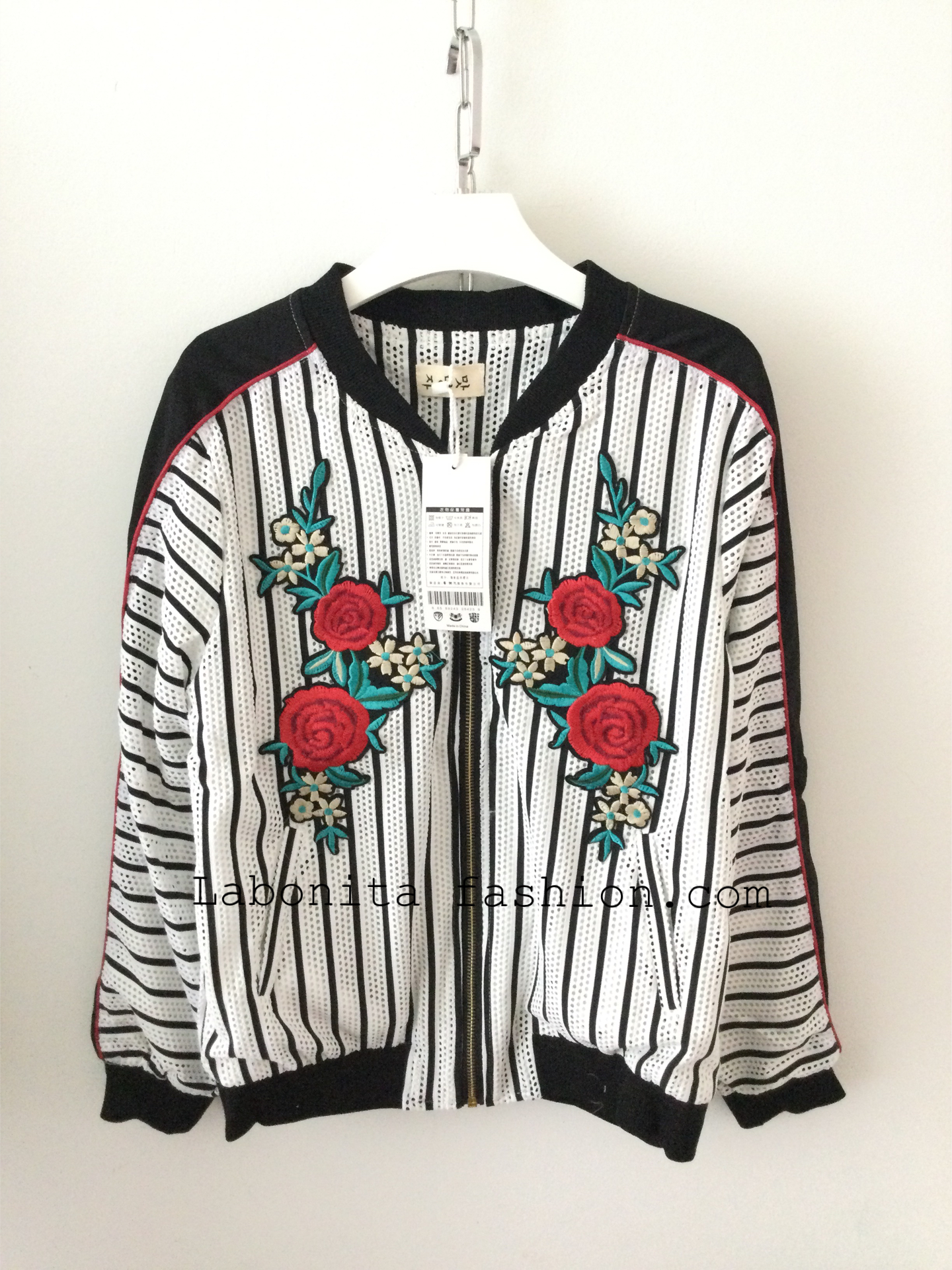 แจคเก็ตแขนยาว งานสวยมากค่า แต่งซิปหน้า งานปักลายดอกกุหลาบสวยงาม แต่งแถบสีดำช่วงด้านข้างและด้านล่าง ผ้าเนื้อดี ใส่คลุมได้ตลอดจ้า