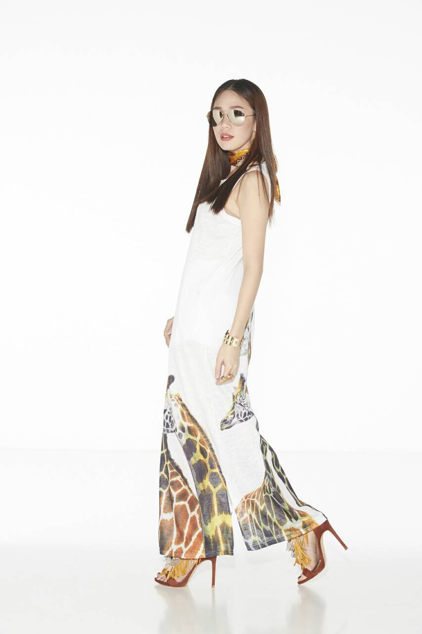 เดรสตัวยาวทรงหรู ปริ้นลายยีราฟ สีสันสวยงามมากค่ะ ใส่ได้หลายโอกาสแนะนำค่ะ