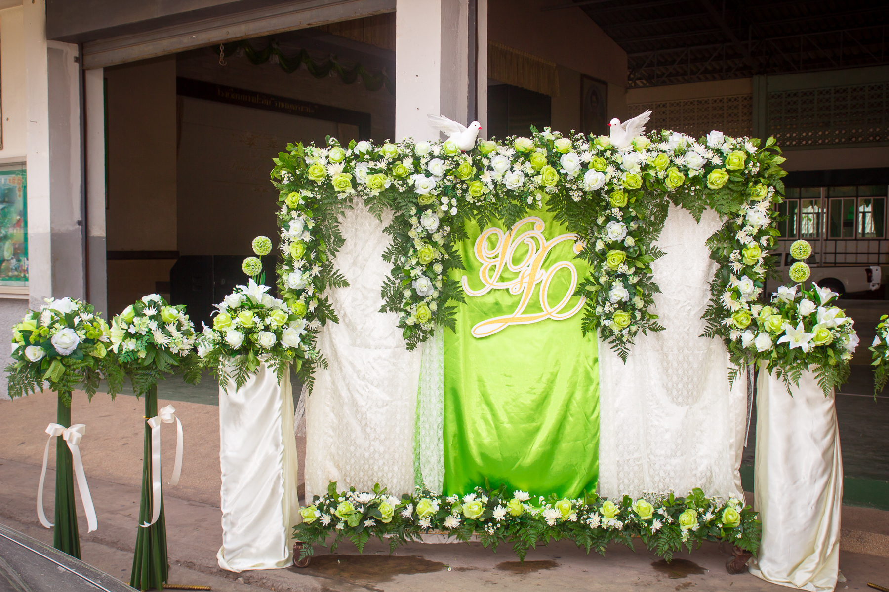 ซุ้มถ่ายรูป ธีมงาน เขียวขาว