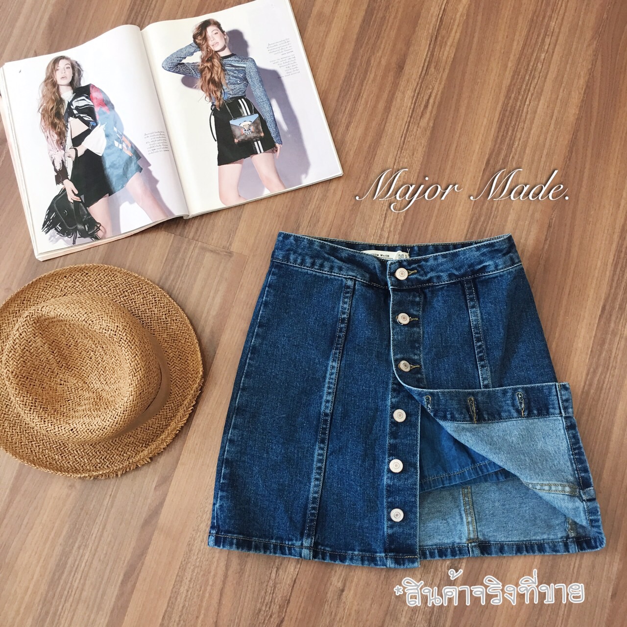 นาทีนี้ใครไม่มีไม่ได้นะคะ กระโปรงยีนส์Top shop กระดุมหน้า ดีไซส์น่ารัก ผ้ายีนส์แท้เนื้อสวย ใส่ง่าย แมทกับอะไรก็สวย ด้านในมี ซับในกางเกง ผ้านิ่มมาก