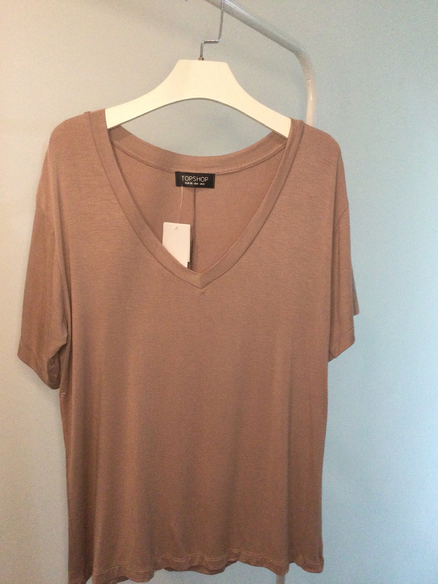 เสื้อยืดคอวี ผ้าspandex ยืด นุ่ม ใส่สบาย สีเรียบๆใส่ได้ตลอด แบบคุณพลอย คุณนานา คุณวุ้นเส้นใส่ค่ะ แมตช์กับยีนส์ขาสั้น ขายาวได้หมด