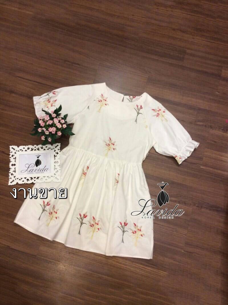 มินิเดรสงานผ้าcottonเนื้อดี ปักลายดอกไม้เป็นกอๆ งานปักละเอียด เนื้อผ้ามีลายในตัวดูมีlayer สีสันสวยงาม ดีไซน์แขนตุ๊กตา