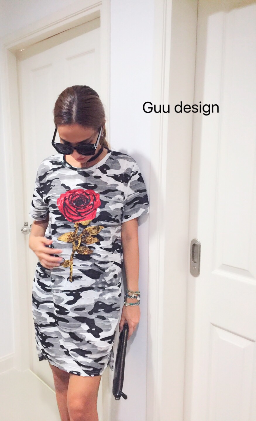 D&G ARMY ROSE รุ่นเดรสดีแอนด์จีอาร์มมี่ เนื้อผ้าคอตตอนยืดเนื้อหนานุ่มผ้ามีฉลุแทคเจอร์ในตัว ดีไซน์เป็นเสื้อยาวเดรสคอกลม แขนสั้น ผ่าข้าง ตกแต่งกริสเตอร์ลายกุหลาบดีแอนด์จี