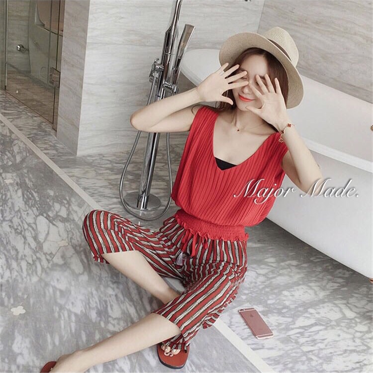 Korea set เสื้อแขนกุดอัดพลีทเอวจั้ม คอวี มาพร้อมกางเกงลายทางผูกเอว เนื้อผ้าชีฟอง มี ซับในค่า มีกระเป๋า2ข้าง ชุดนี้ ได้ลุคสาวหวานน่ารัก สไตล์เกาหลีสุดๆ ชุดเดียวจบค่ะ