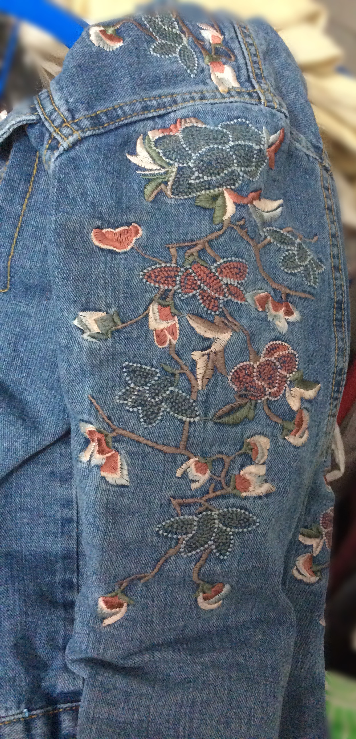 แจ็คเก๊ตยีนส์ แฟชั่นเกาหลี ปักลายดอกไม้ที่ไหล่และแขนเสื้อ งานปักสวยแน่นใส่คลุมก็เท่