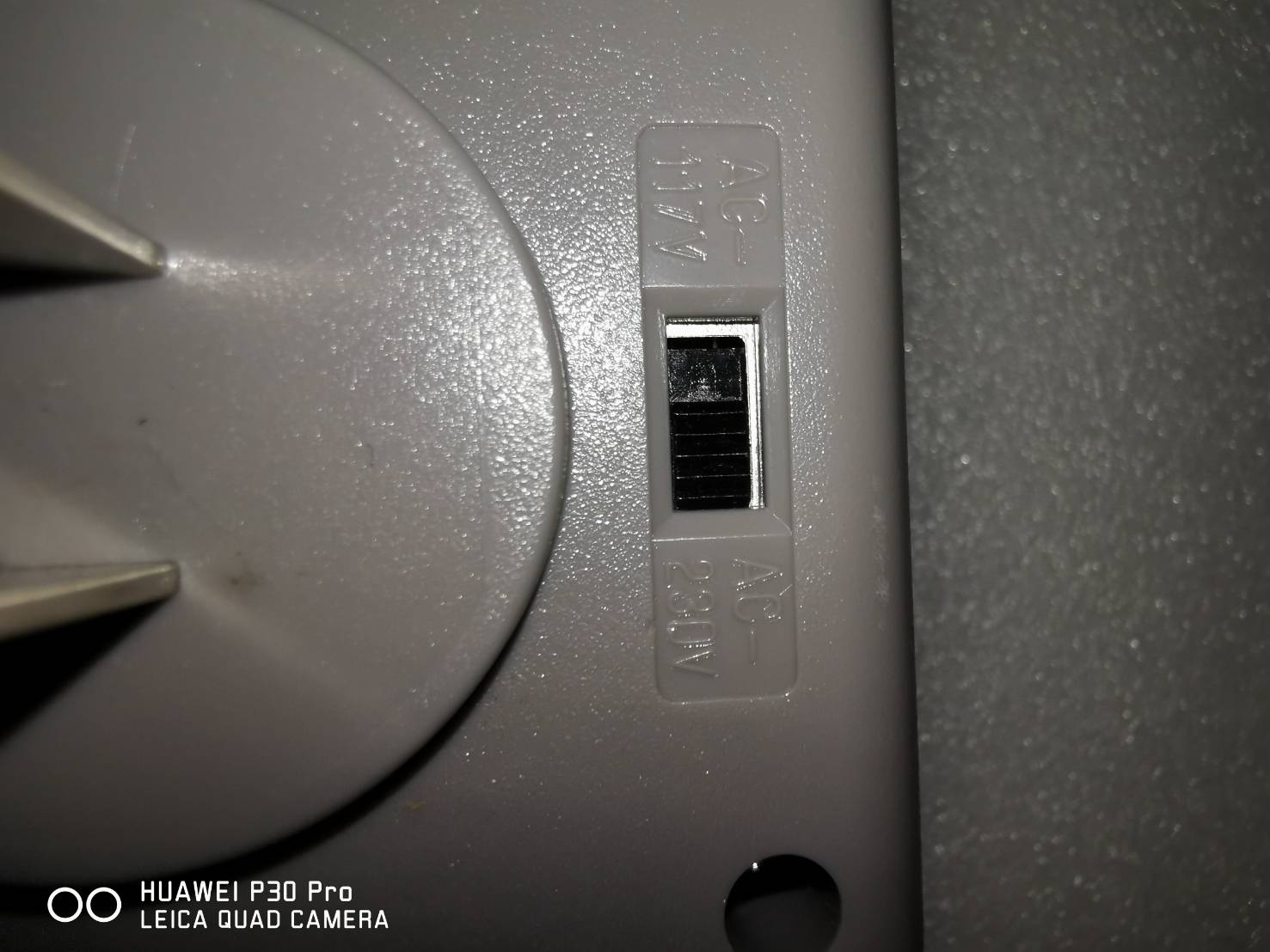 ADE11 หม้อแปลงไฟ 220v เป็น 110V หรือ 110v เป็น 220v 160 watt