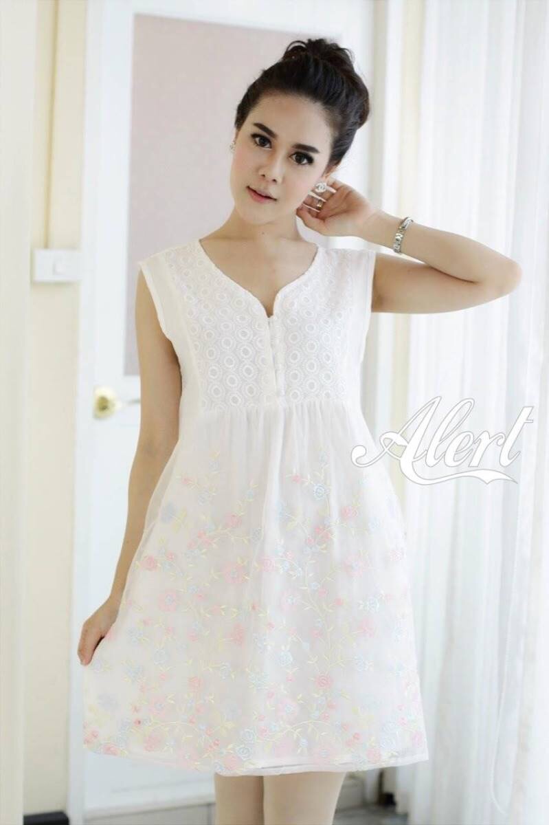 เดรสผ้าป่าน ปักลายดอกไม้สีหวานบนผ้าแก้วฟรุ้งฟริ้งน่ารักมากค่ะ