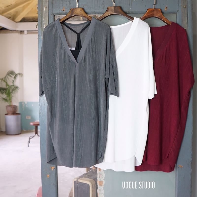 เดรสอัดพลีทถี่ คอวี ทรงไหล่ตก หน้าสั้นหลังยาว ใช้ผ้าอัดพลีทอย่างดี เนื้อนิ่ม ใส่สบาย มาพร้อมเสื้อซับในแยกชิ้น ทรงสวย ดูแพง ชุดเดียวอยู่คะ