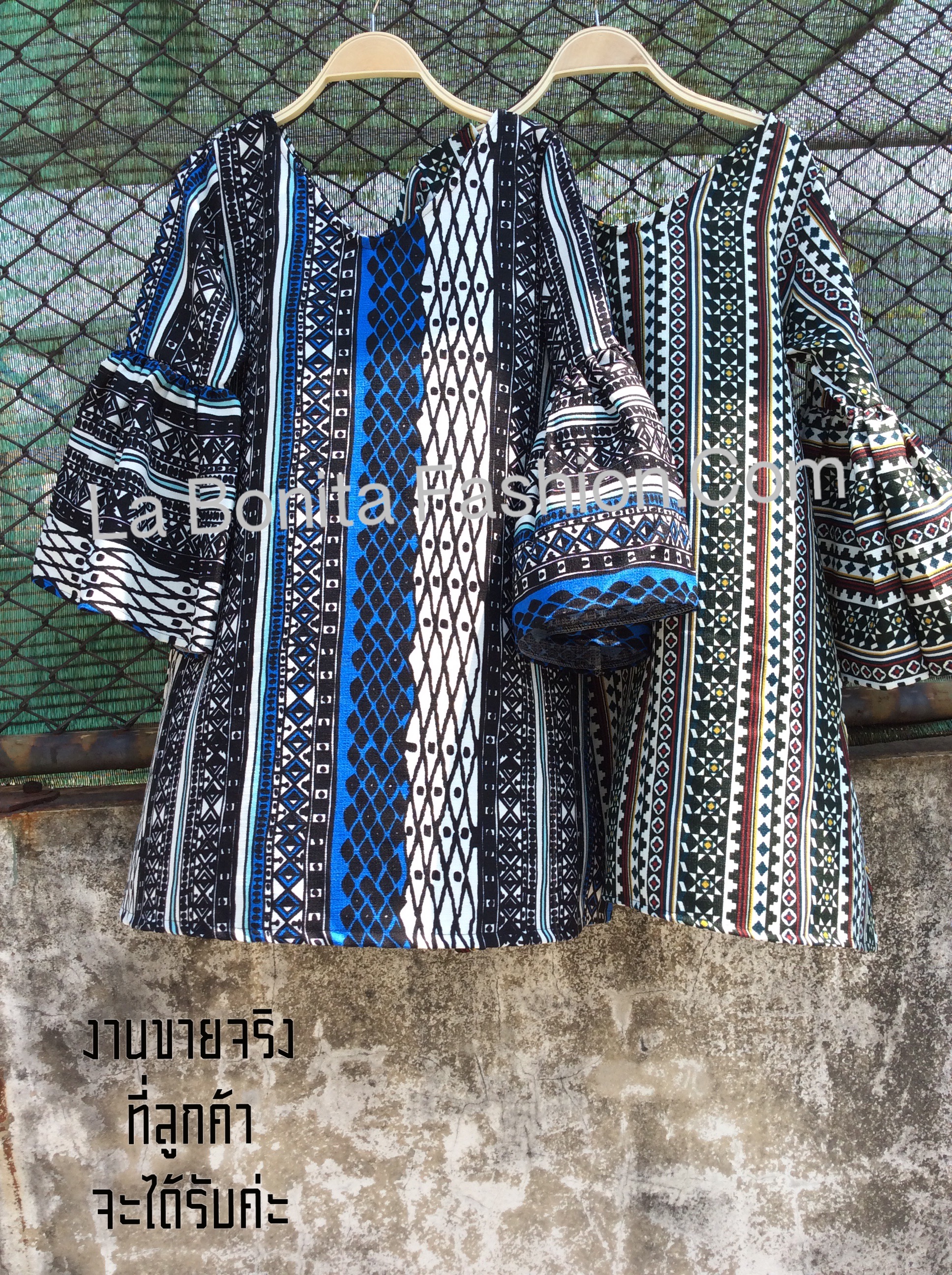 New!!! เดรสคอวี แขนระบาย ลายนากา ทรงสวยน่ารักมากค่ะ เด่นที่แขนเป็นระบาย ลายเก๋ๆกำลังฮิตเลยค่ะ