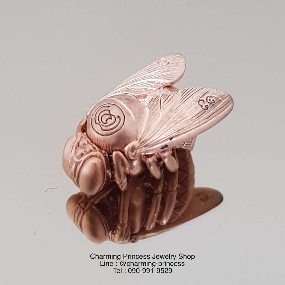 พญาภู่คำ ต่อเงินต่อทอง เนื้อทองแดง เครื่องรางของขลังทำพิธีปลุกเสกแล้วคะ พญาแมลงภู่คำนี้ นับเป็นเอกทางโชคลาภ เมตตา ส่งเสริมดวงชะตาให้มั่งคั่ง ทั้งทรัพย์สิน ยศศักดิ์ เป็นที่รักใคร่เอ็นดูของผู้คนทั้งหลาย อีกทั้งยังป้องกันคุณไสยมนต์ดำ