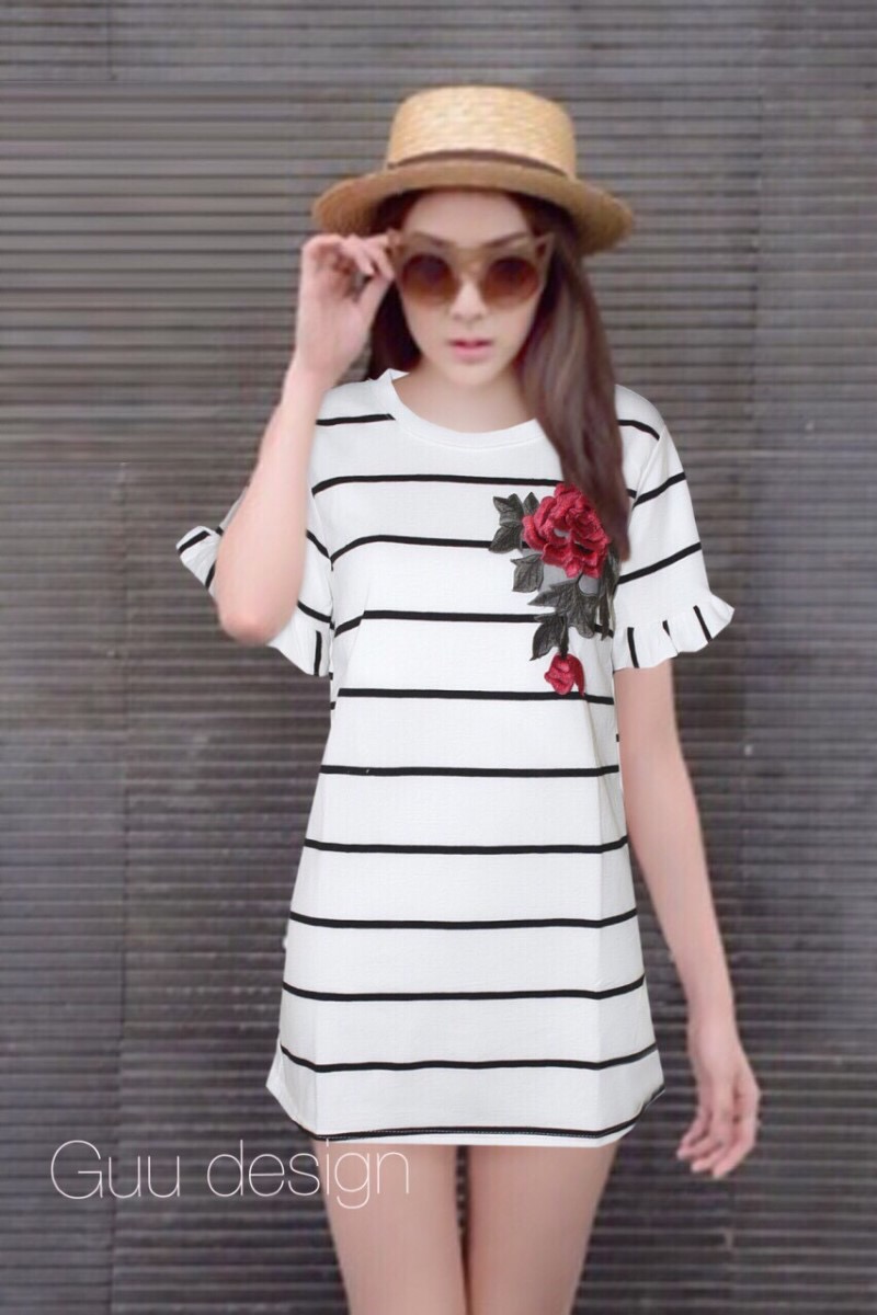 New!! Arrival เดรสผ้ายืดลายริ้ว แขนระบาย ปักกุหลาบแดงดอกโต