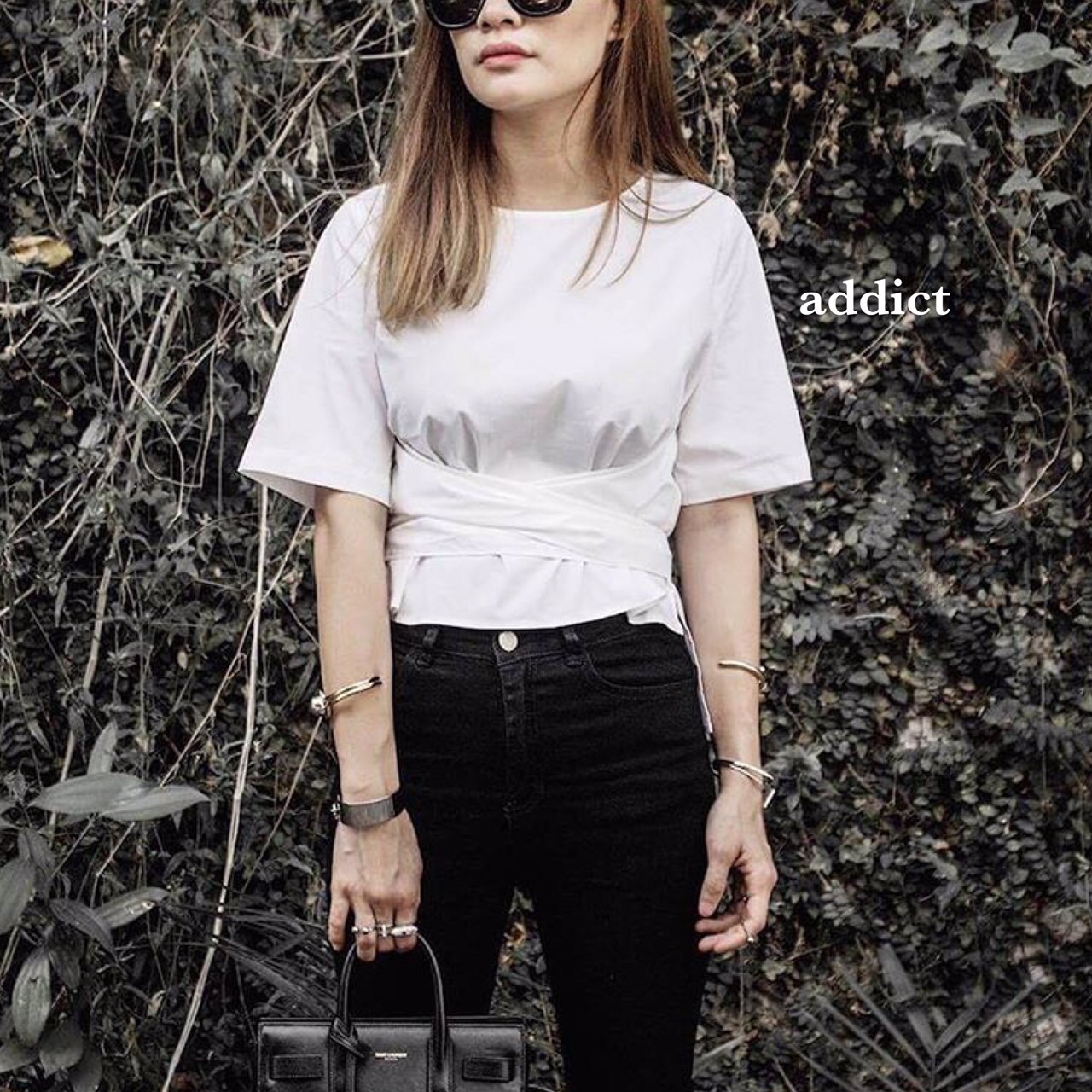 เสื้อแขนสั้นเก๋ๆ มีสายผูก จะผูกหน้าหรือหลังก็ได้