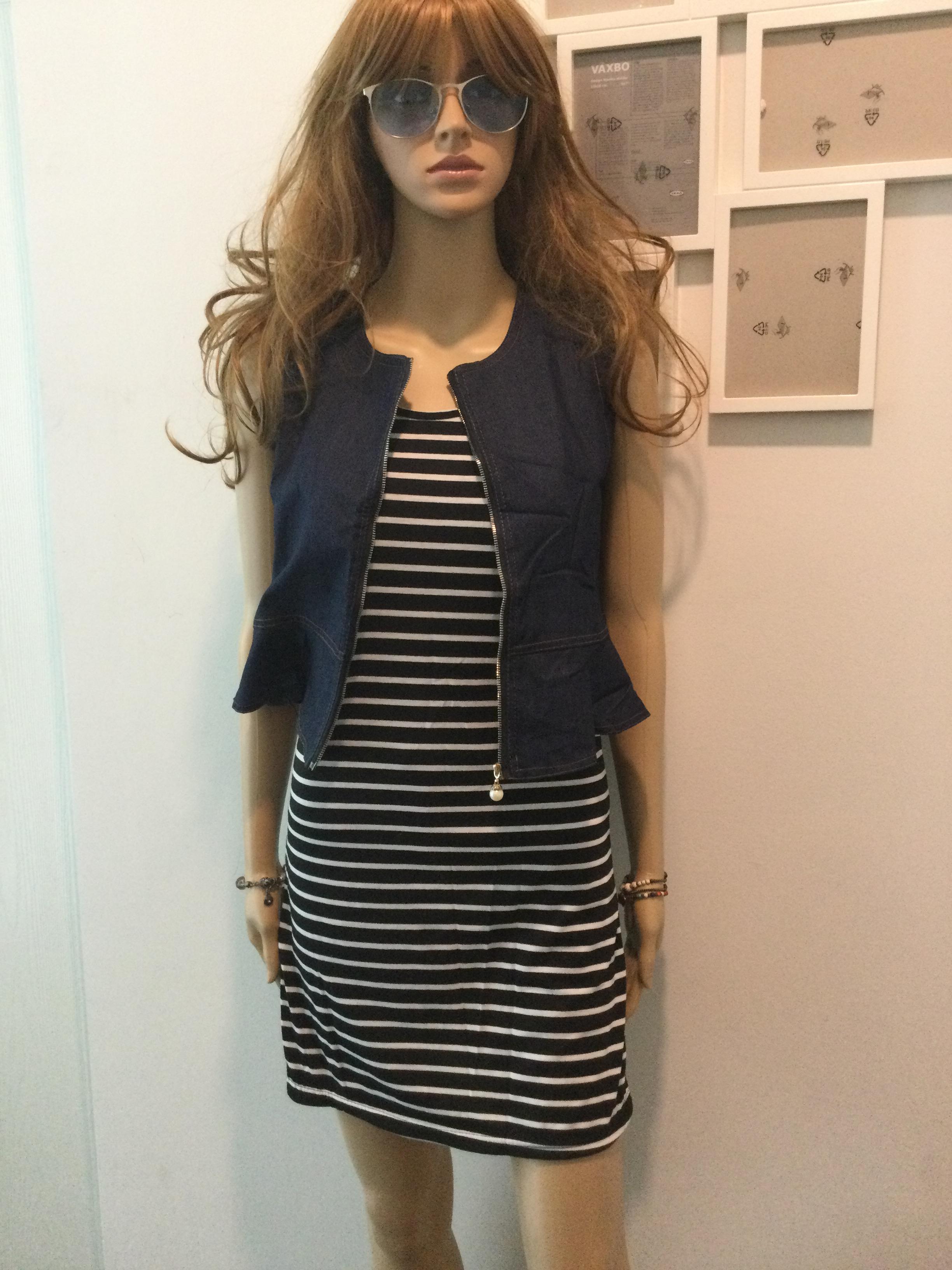 เซตเสื้อผ้าdenim แขนกุดแต่งซิปมุกด้านหน้า มาพร้อมเดรสตัวยาวผ้ายืดใส่สบายลายขาวดำเข้าเซตใส่แบบรูดซิปคลุมหรือแบบปล่อย