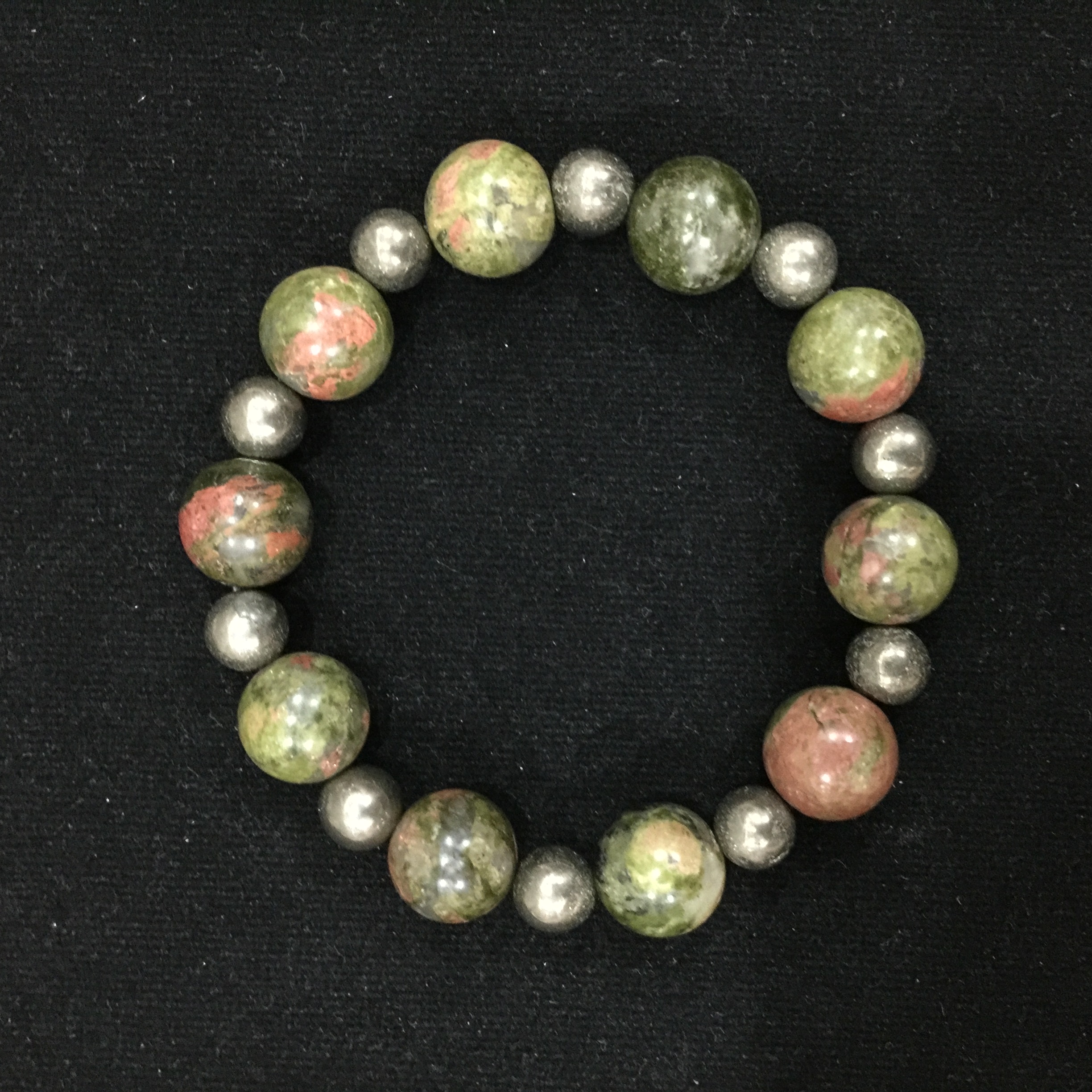 Pyrite 8 mm and Unakite 10 mm ไพไรต์ (เพชรหน้าทั่ง) และ ยูนาไคท์ ดึงดูดเงินตรา นำพาทรัพย์สิน แบบฟลุ๊กฟลุ๊ก ฉับพลัน