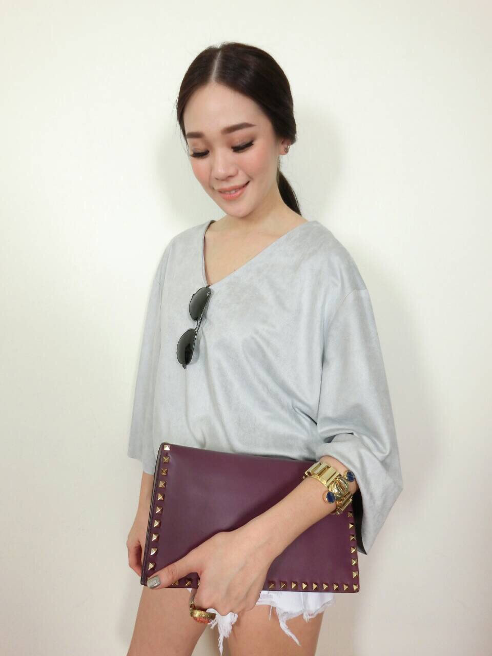 เสื้อคอวีทรงoversize ผ้าหนังกลับเนื้อนุ่มมาก ผ้าทิ้งตัวสวยค่ะ