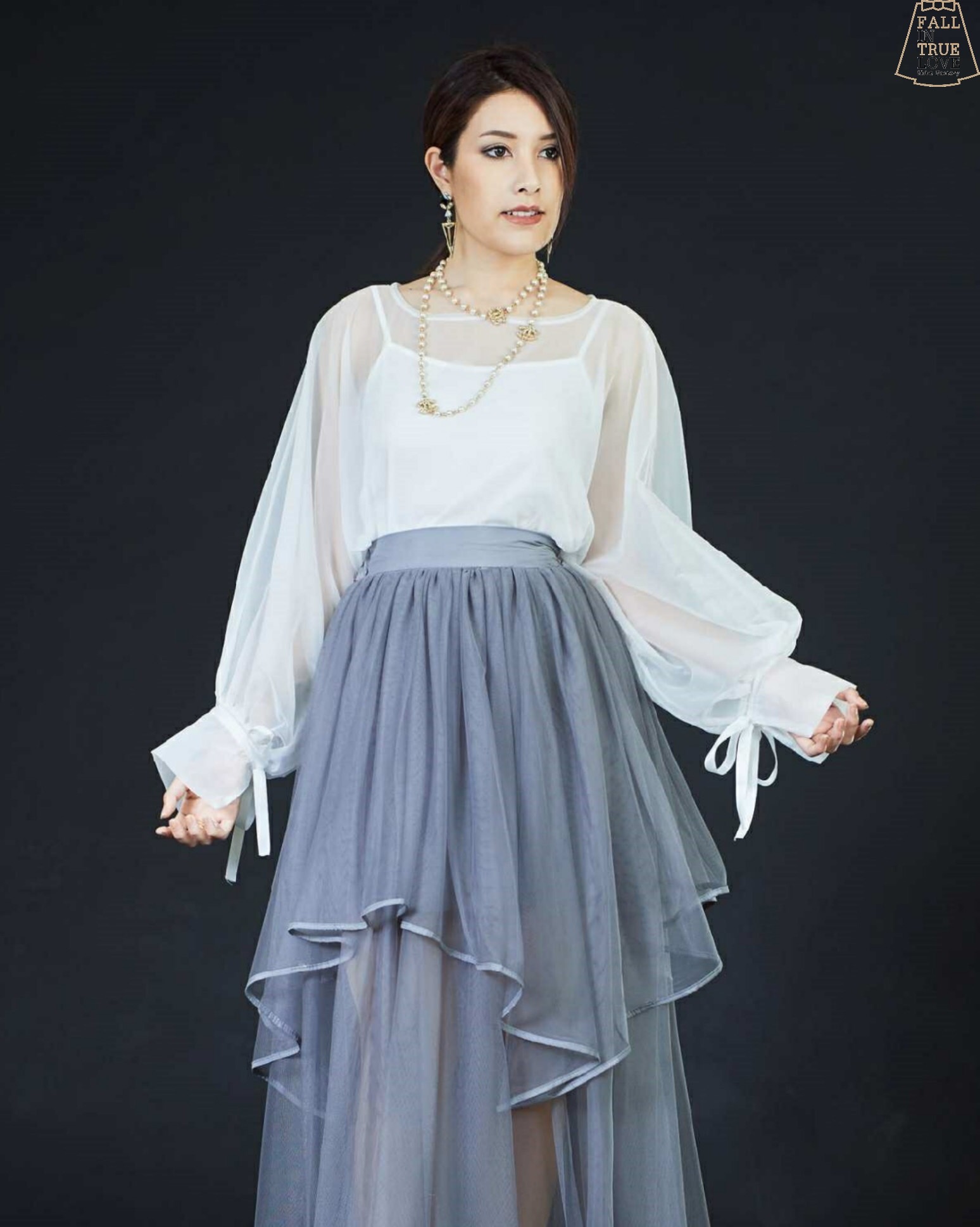 เสื้อผ้าออแกนซ่าเนื้อด้าน คอกว้างตัวโคล่งทรงปล่อย แขนปีกค้างคาวพองทรงบอลลูนที่ปลายแขนจั๊มผูกริบบิ้นสวยหวาน ใส่แบบสวมทางศรีษะติดกระดุมหลัง 1 เม็ด ไอเทมหวานปนหรูใส่กับอะไรก็สวยค่ะ