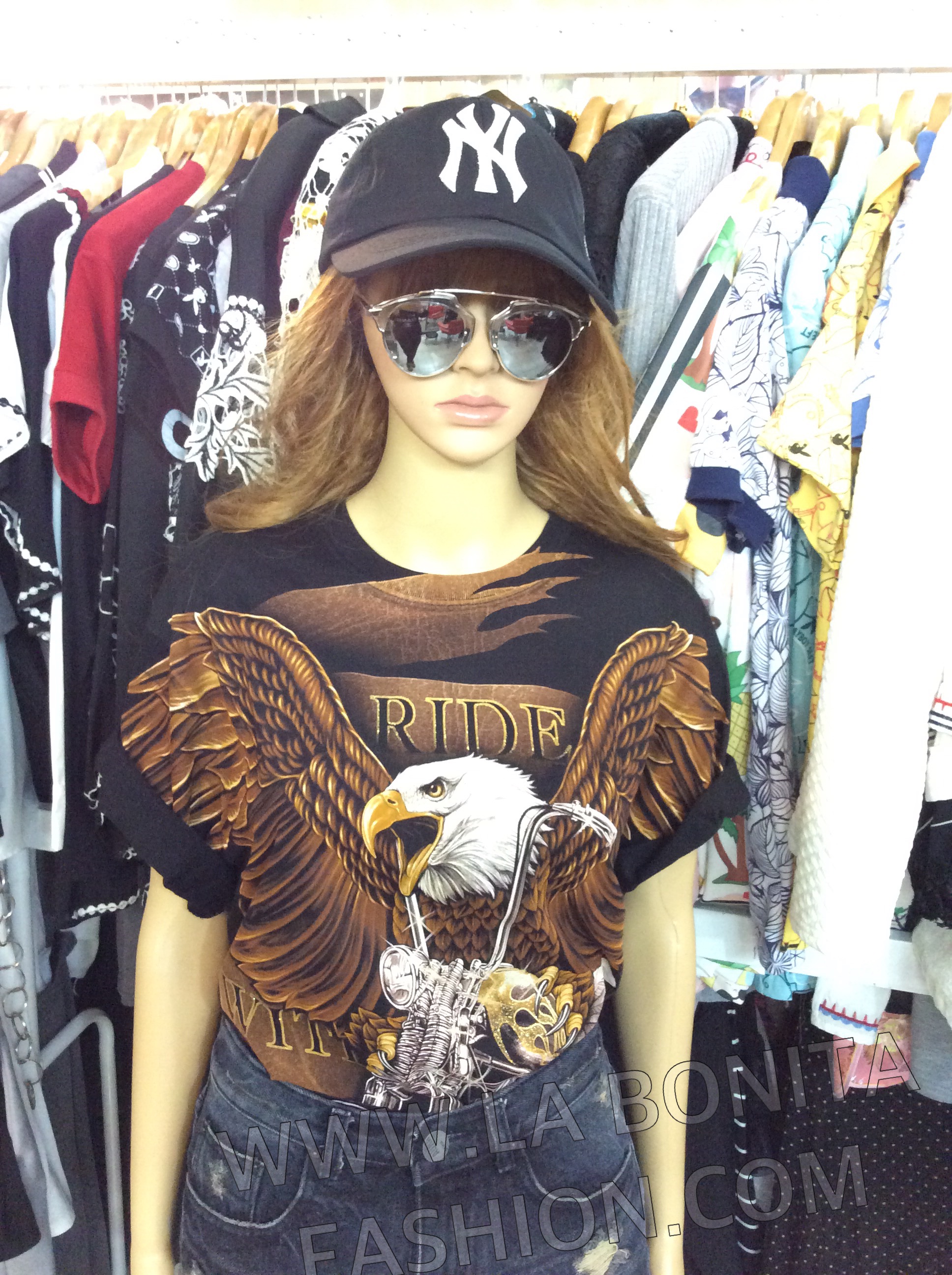 เสื้อยืดคอกลมสีดำ สกรีน3D ลายนกอิทรีกางปีกขับชอปเปอร์ ลายสกรีน3D สวยงาม ดูมีมิติ เสมือนจริง ลายสกรีนรูปนกอินทรีสีน้ำตาลทอง กางปีกผงาดอยู่เหนือชอปเปอร์คันงาม ลายสกรีนสวยเท่ห์มากๆค่ะ