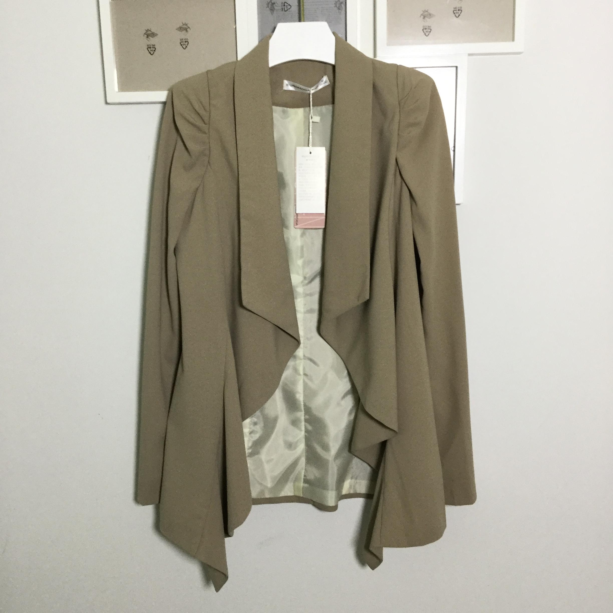 Blazer เบลเซอร์สูททรงสวยใส่แล้วช่วยพรางหุ่นให้ดูผอมเพรียวขึ้น