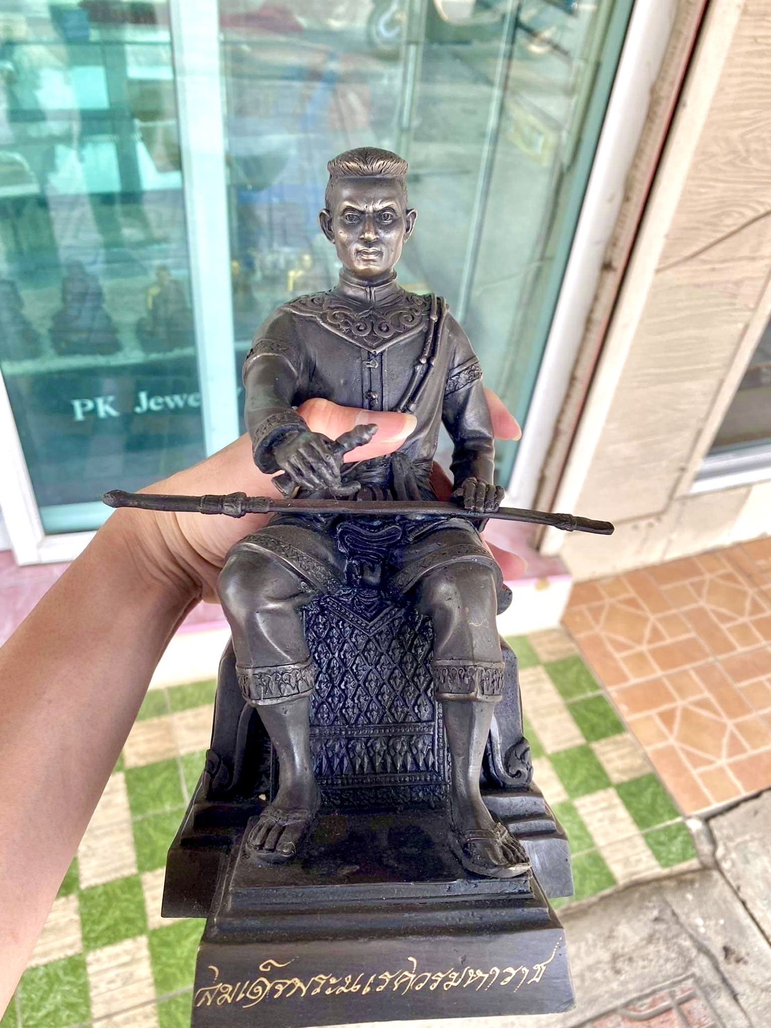 รูปหล่อสมเด็จพระนเรศวรมหาราช หน้าตัก5นิ้ว เนื้อทองเหลืองรมดำ พิมพ์ประกาศอิสระภาพ