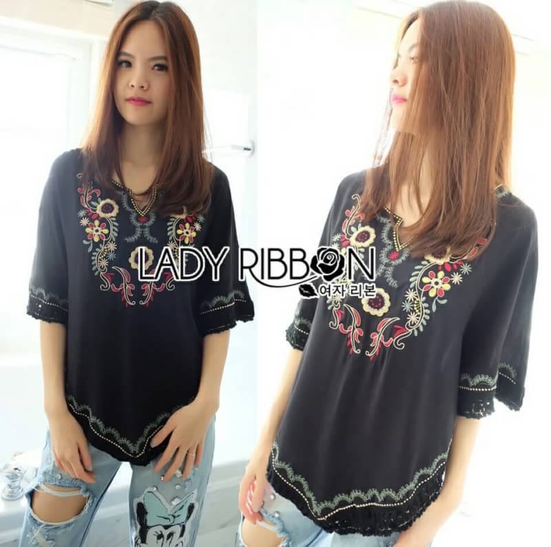 เสื้อโบฮีเมียนเป็นทรงชายสามเหลี่ยมปักรูปดอกไม้ใบไม้ ชายเสื้อแต่งพู่แบบน่ารักๆ