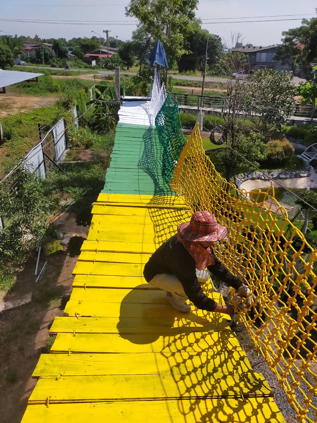 ตาข่ายราวสะพานไม้ ถักสลับสี เขียว เหลือง ขาว