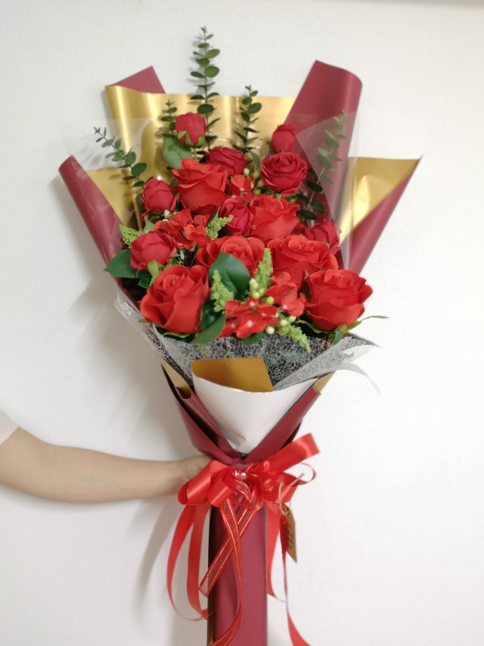 ช่อดอกกุหลาบแดง ทรงสูง (ดอกไม้ประดิษฐ์)