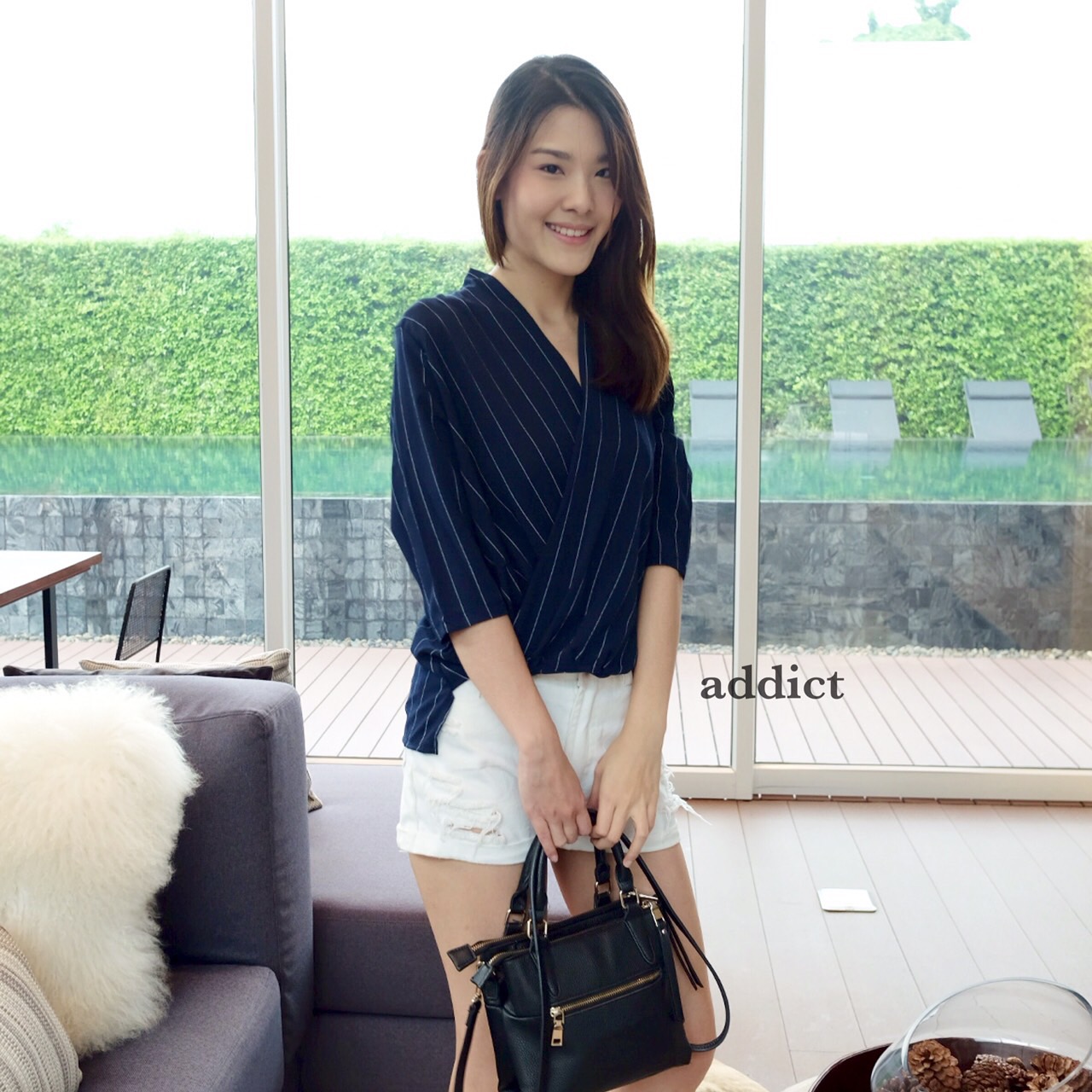 เสื้อคอวีลายทาง ทรงไขว้หน้า หน้าสั้นหลังยาว