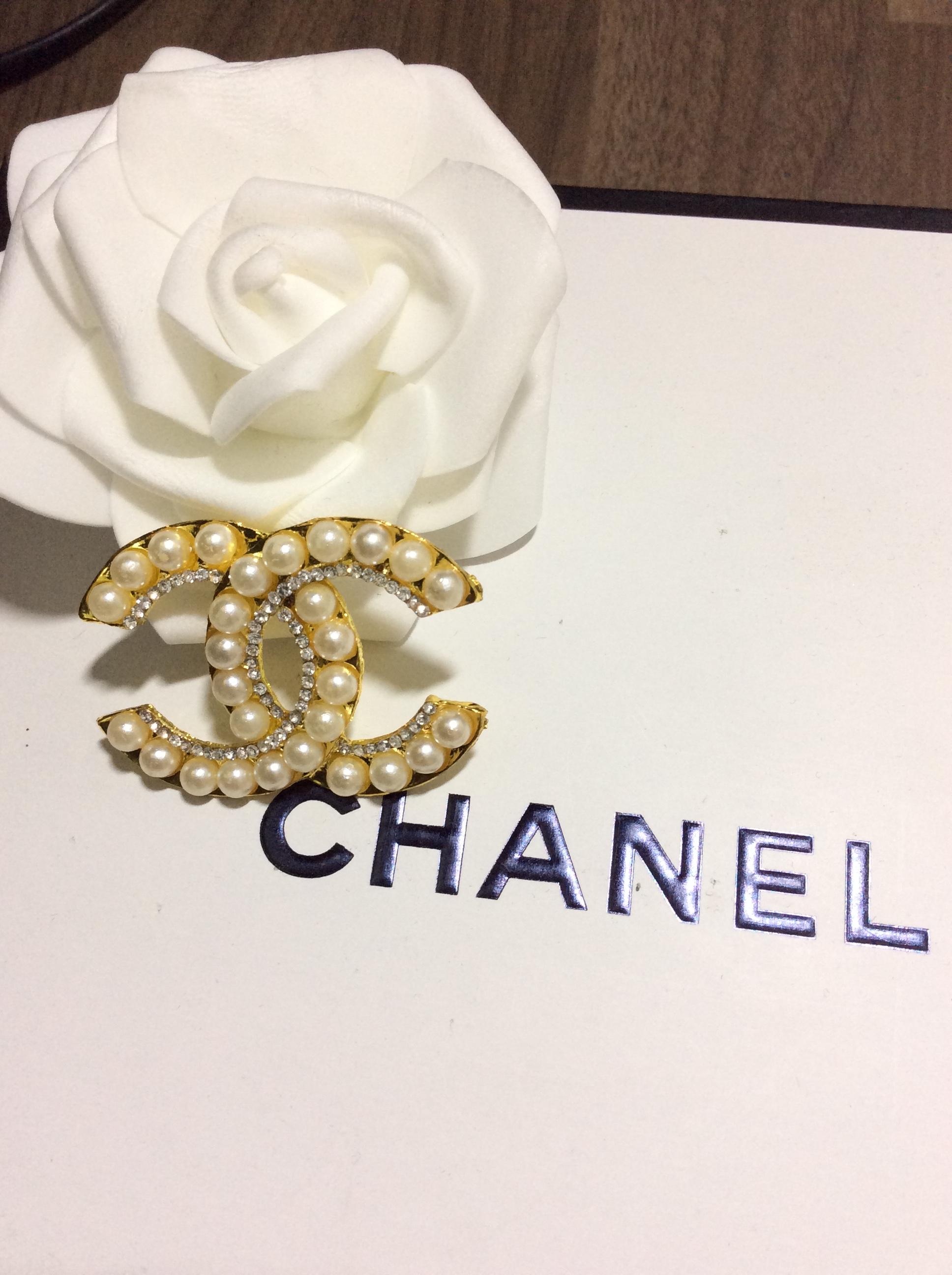 เข็มกลัด Chanel ตัวเรือนสีทองประดับมุก