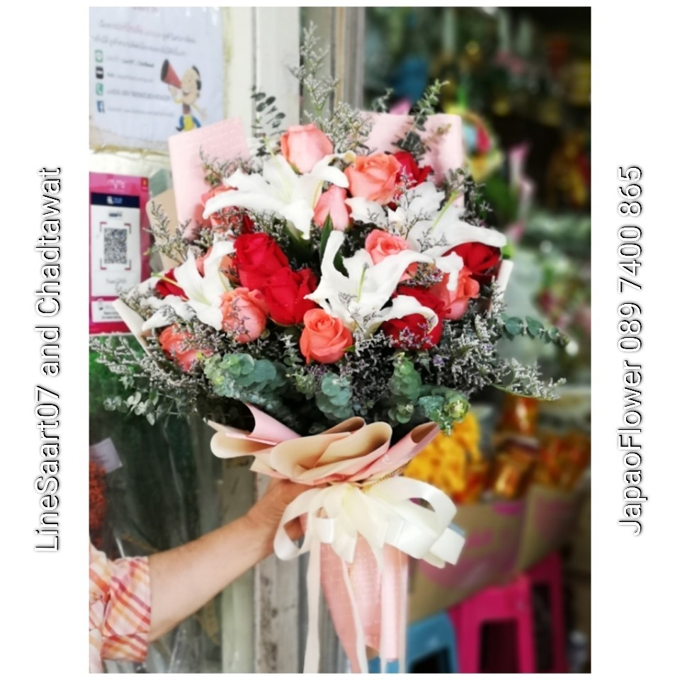 ช่อดอกกุหลาบสีแดง แซมดอกลิลลี่ขาว ใบยูคา