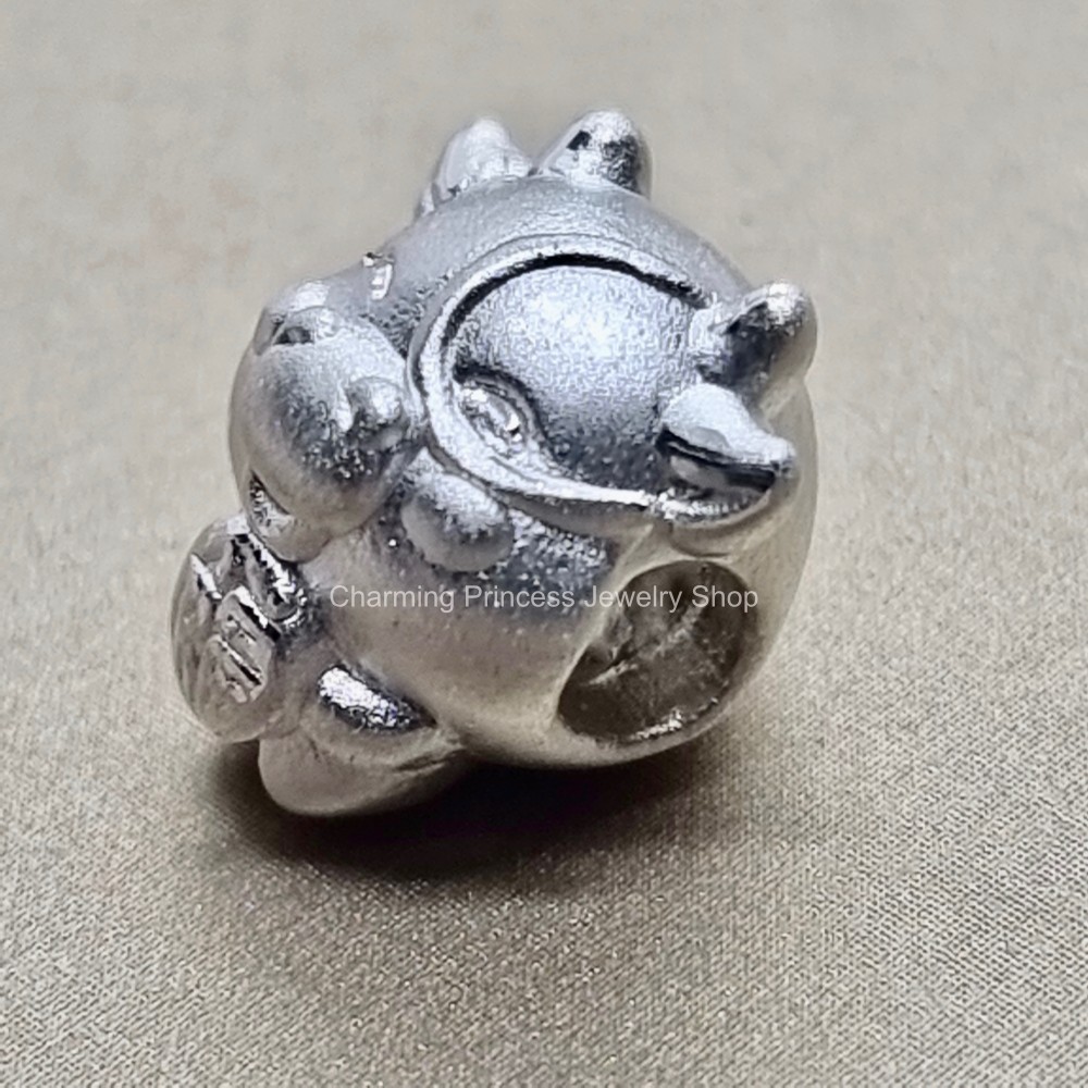 ชาร์มนักษัตรปีฉลู หรือปีวัว เป็นตัวแทนของความอ่อนโยน นุ่มนวล ซื่อตรง รักสงบ มีความกตัญญูรู้คุณ เงินแท้ 99.99% ตัวคั่นสร้อยข้อมือ ชาร์มเงินแท้ 99.99% ขนาด 12x11 มม