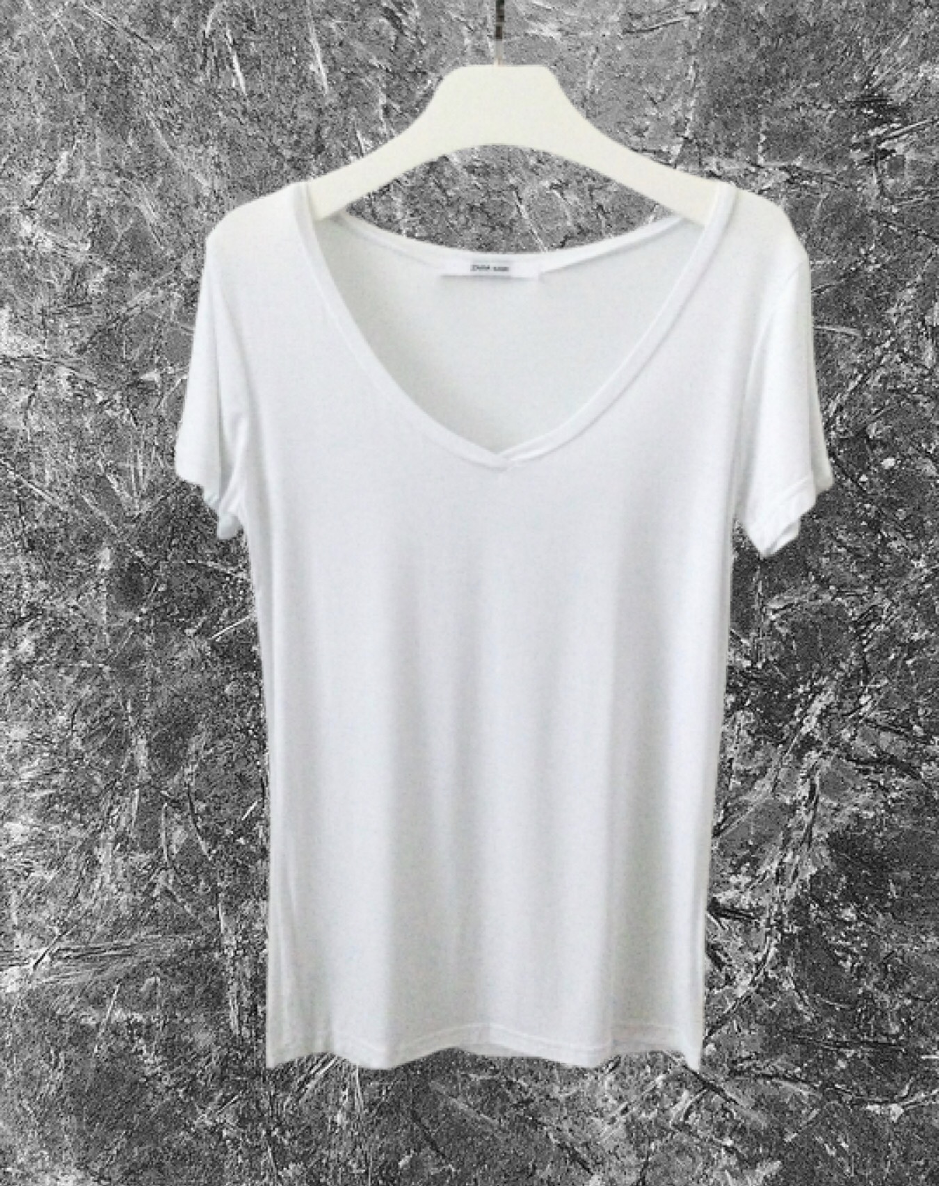 เสื้อยืดคอวีสีขาว สไตล์Zara