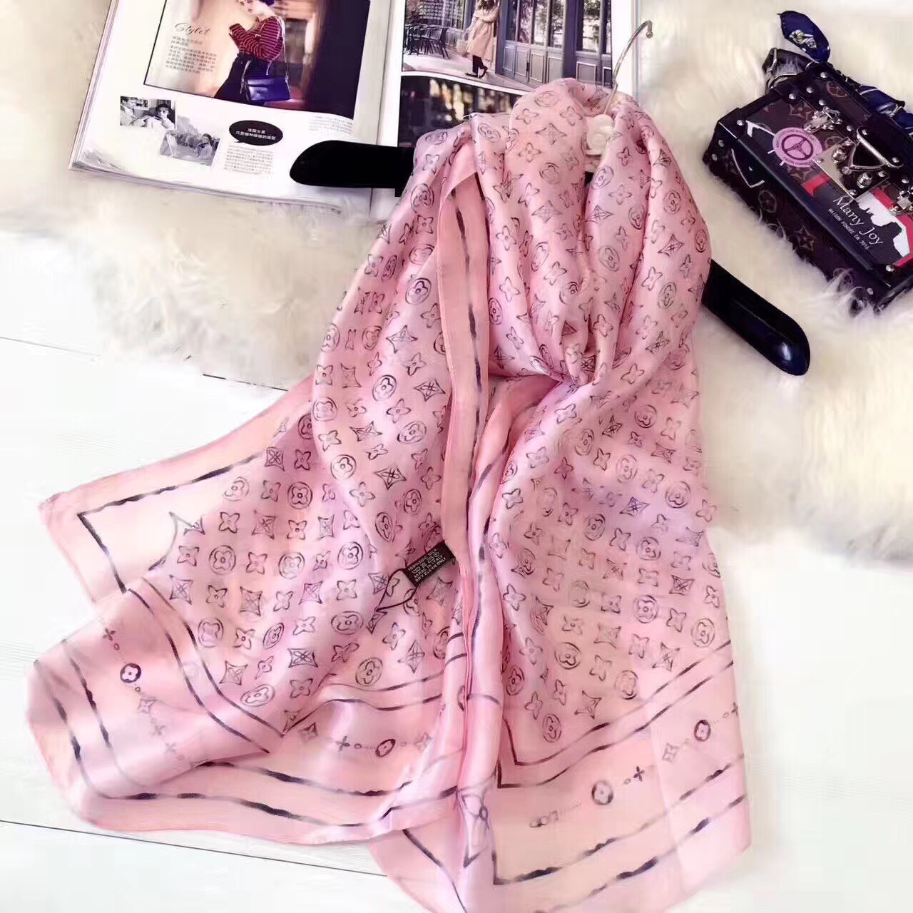 ผ้าคลุมไหล่สีชมพู ทอลายสวยแบรนด์ตามภาพ ค่ะ