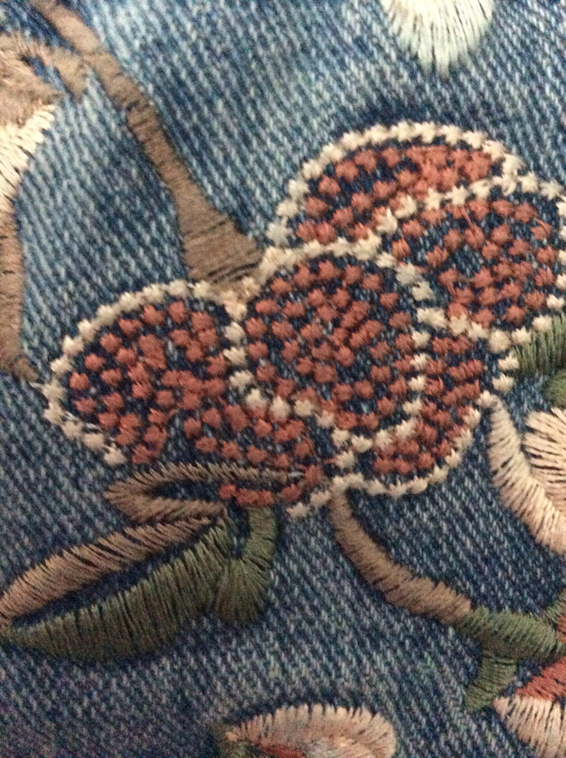 แจ็คเก๊ตยีนส์ แฟชั่นเกาหลี ปักลายดอกไม้ที่ไหล่และแขนเสื้อ งานปักสวยแน่นใส่คลุมก็เท่