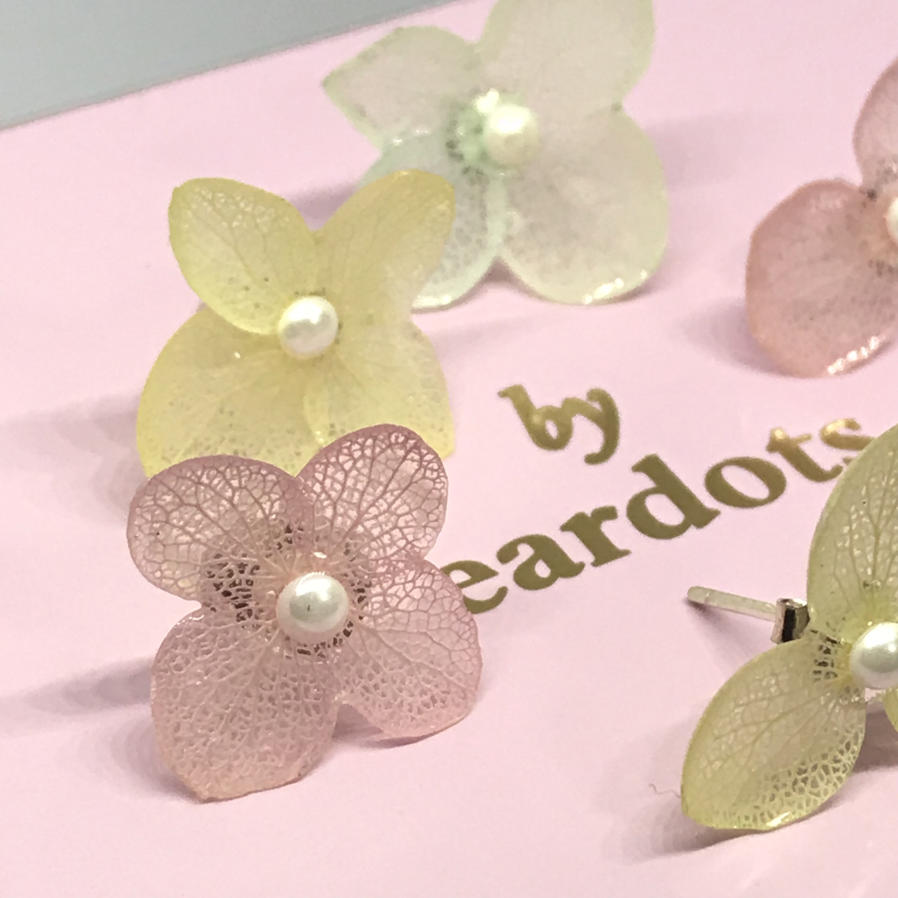 Hydrangea ear stud