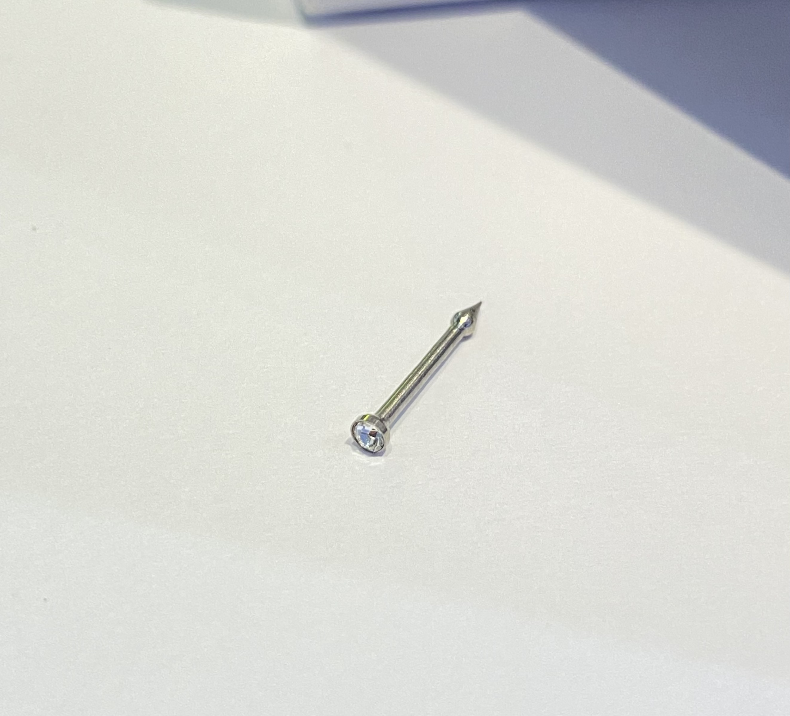 จิวจมูกสำหรับผิวแพ้ง่าย จิวก้านตรง ไทเทเนี่ยม100% คริสตัลสีขาว 2MM ก้านสีเงิน_N13