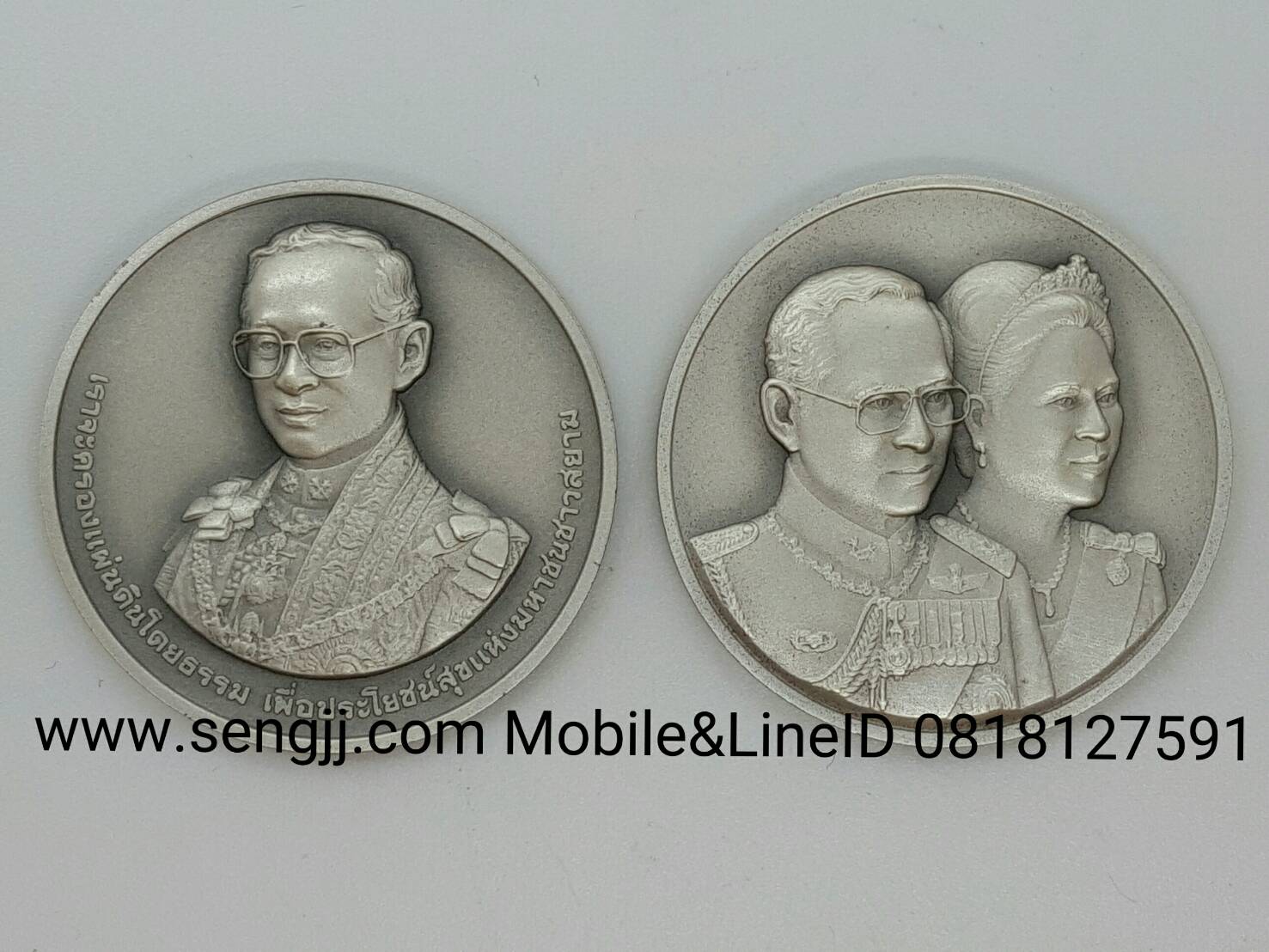 เหรียญที่ระลึกเงินรมดำ 60 ปี บรมราชาภิเษกและ 60 ปี อภิเษกสมรส พ.ศ.2553 ขายเป็นคู่ไม่ได้แยกนะครับ