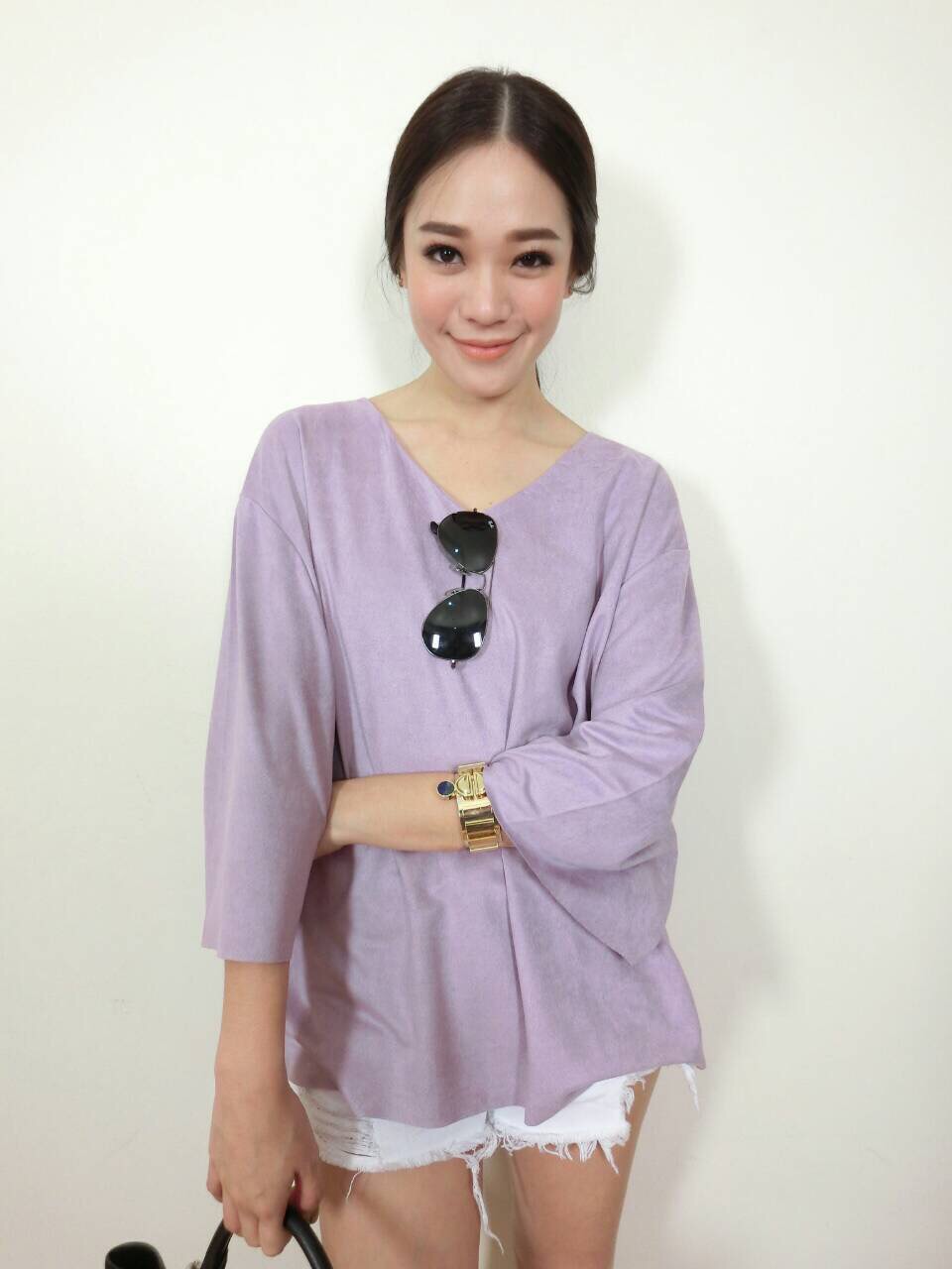 เสื้อคอวีทรงoversize ผ้าหนังกลับเนื้อนุ่มมาก ผ้าทิ้งตัวสวยค่ะ