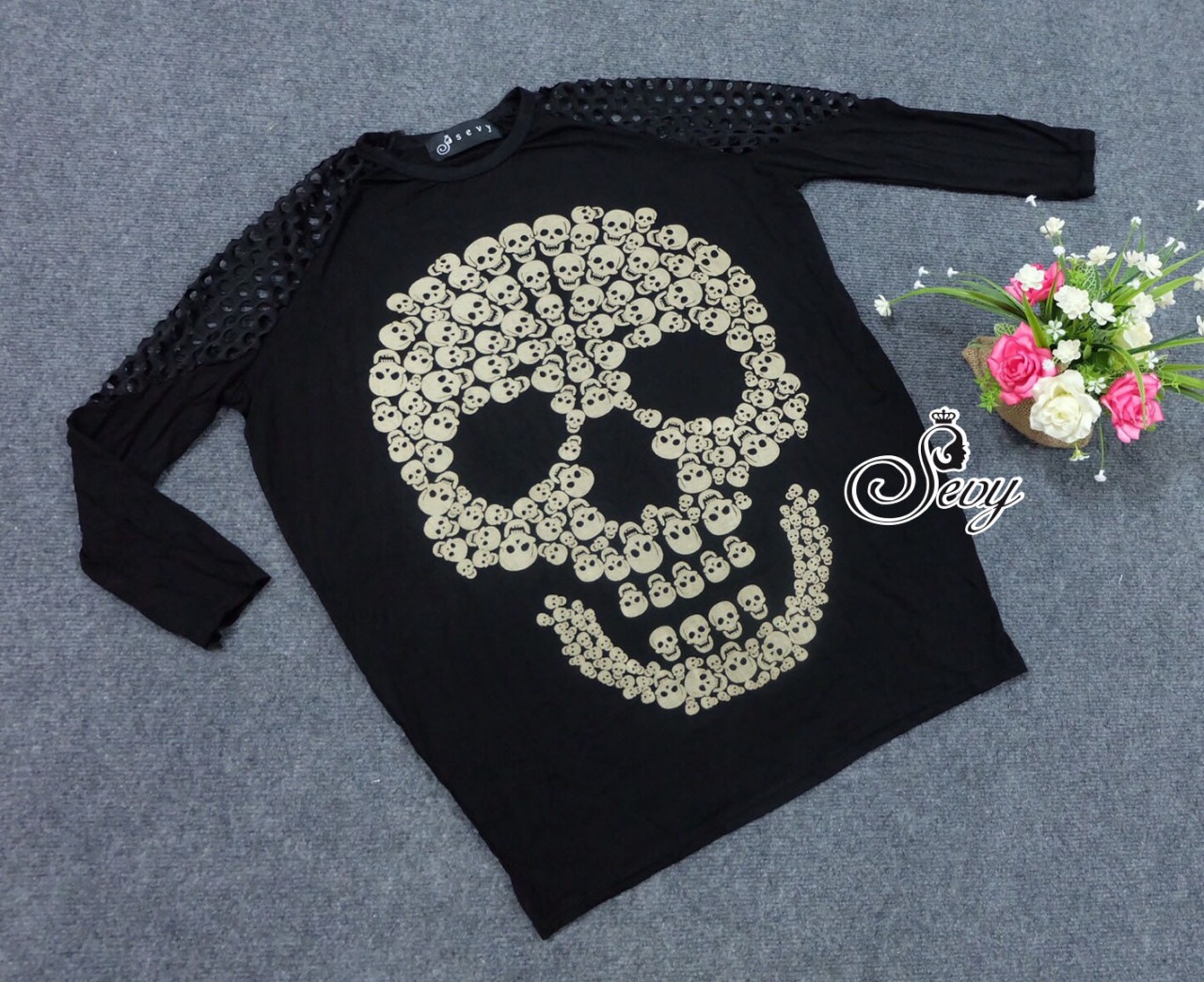 เสื้อยืดทรง Over Coat ดีเทลมีลูกเล่นด้วยการตัดต่อผ้ายืดเป็นรูๆที่แขนเสื้อ สกรีนลายหัวกะโหลกใหญ่ๆกลางเสื้อ เท่ห์มากเลยนะคะ