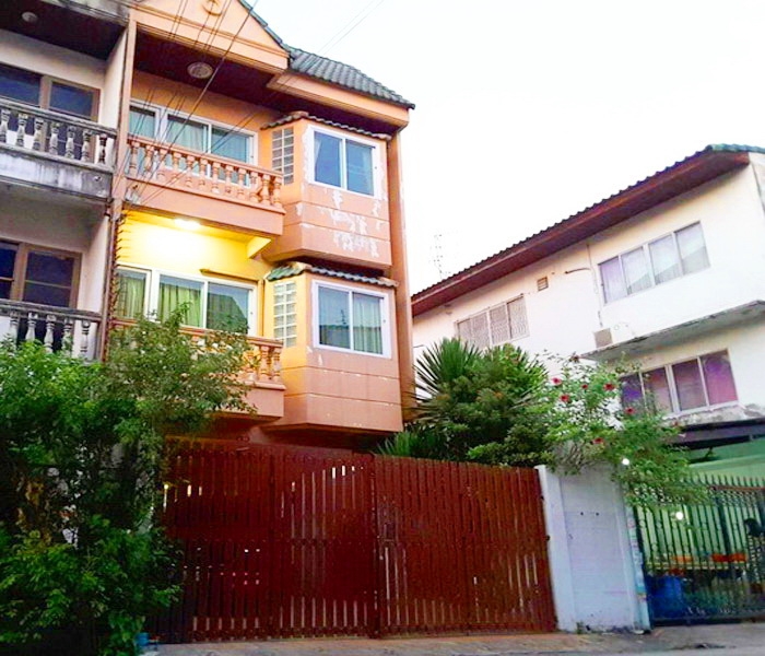 ทาวน์โฮม 3 ชั้น ซ.เรวดี 75 ถ.เลี่ยงเมืองนนทบุรี ต.ตลาดขวัญ อ.เมือง จ.นนทบุรี หลังริม แต่งสวย พร้อมอยู่