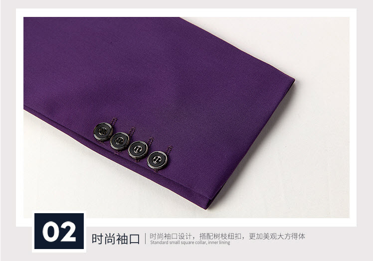 เสื้อสูทผู้ชาย สีแดง แต่งขอบกระเป๋าหน้าอกสีขาว กระดุม 2 เม็ด คอปก แขนยาว กระเป๋าข้างใช้งานได้ มีซับใน มีกระเป๋าด้านใน