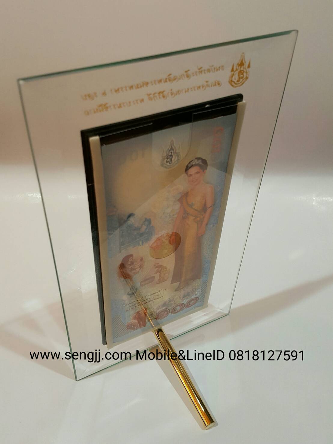 กรอบกระจกใส่แบงค์ ฝังเส้นทองลายมุก พิมพ์ตัวหนังสือสีทองสวยงาม ธนบัตร 100 บาท ที่ระลึก 72 พรรษา ราชินี พ.ศ.2547 (ไม่รวมธนบัตร)