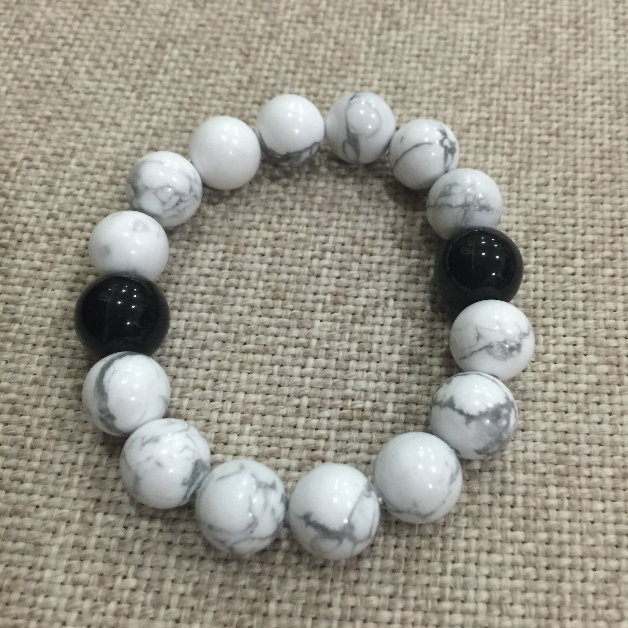 Howlite and Black Onyx 10 มม ฮาวไลท์ โอนิกซ์ดำ สงบในจิตใจ