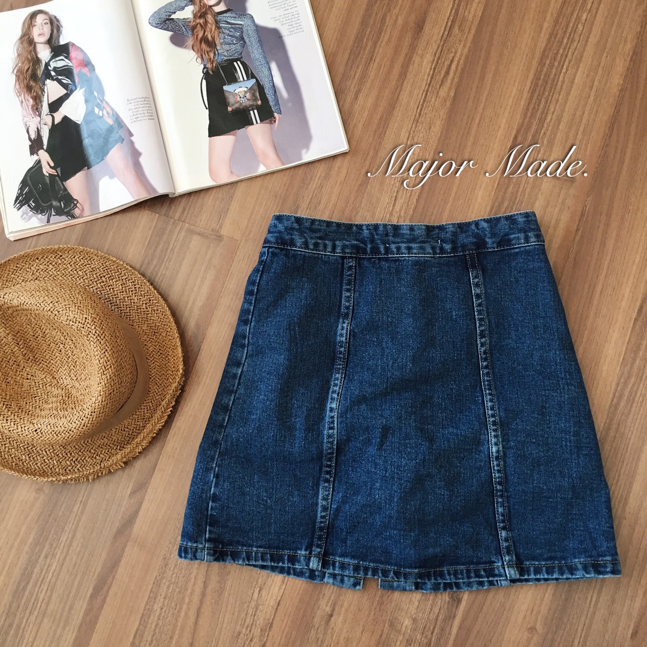 นาทีนี้ใครไม่มีไม่ได้นะคะ กระโปรงยีนส์Top shop กระดุมหน้า ดีไซส์น่ารัก ผ้ายีนส์แท้เนื้อสวย ใส่ง่าย แมทกับอะไรก็สวย ด้านในมี ซับในกางเกง ผ้านิ่มมาก