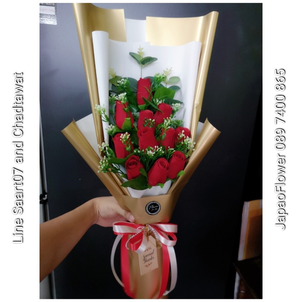 ช่อดอกกุหลาบแห้ง ห่อด้วยกระดาษสีทอง