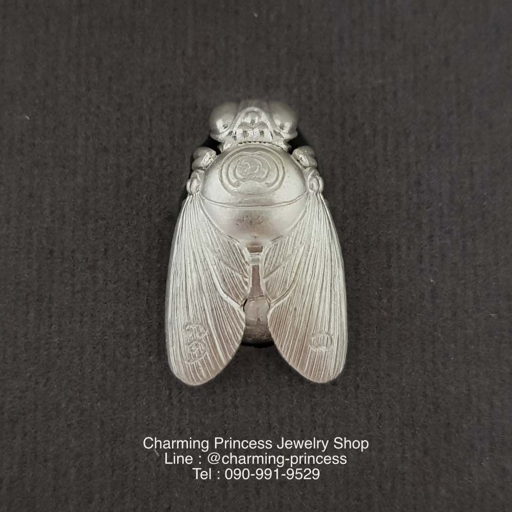 พญาภู่คำ ต่อเงินต่อทอง เนื้อเงิน เครื่องรางของขลังทำพิธีปลุกเสกแล้วคะ พญาแมลงภู่คำนี้ นับเป็นเอกทางโชคลาภ เมตตา ส่งเสริมดวงชะตาให้มั่งคั่ง ทั้งทรัพย์สิน ยศศักดิ์ เป็นที่รักใคร่เอ็นดูของผู้คนทั้งหลาย อีกทั้งยังป้องกันคุณไสยมนต์ดำ