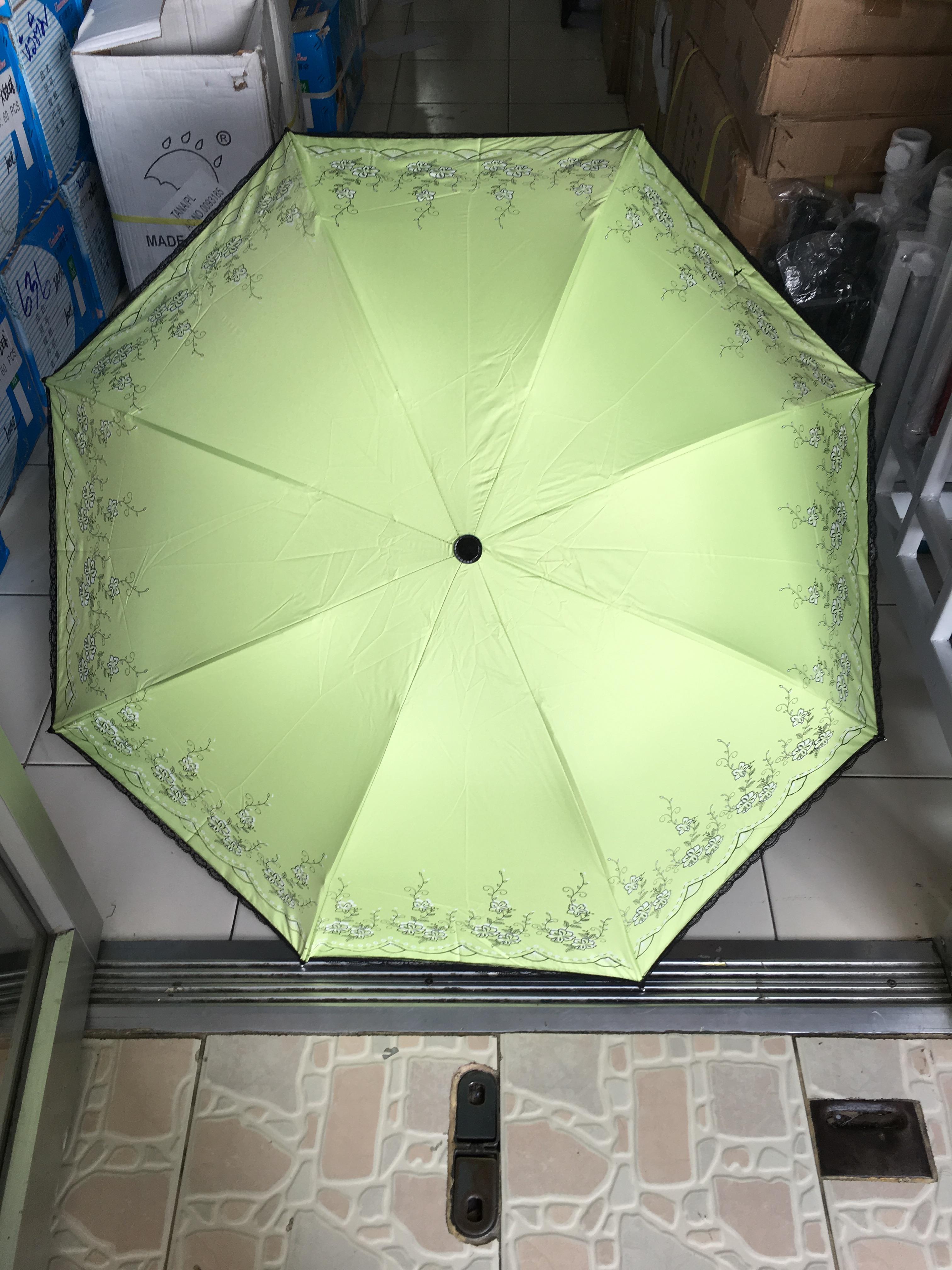 ร่มโค้งแฟชั่นลายดอกไม้มีระบายยูวีสีดำ