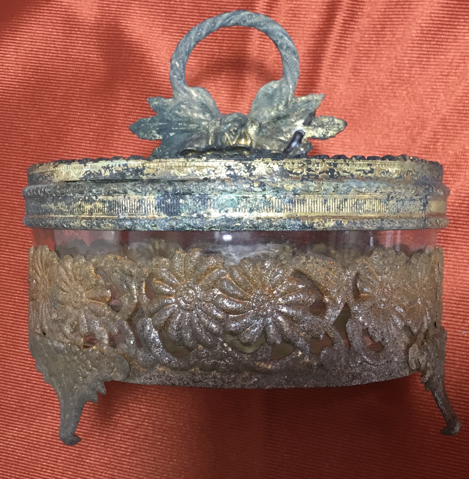 ภาชนะเครื่องแก้วโบราณใส่ของ มีฝาปิดหมุนเกลียว เก่าและชำรุด