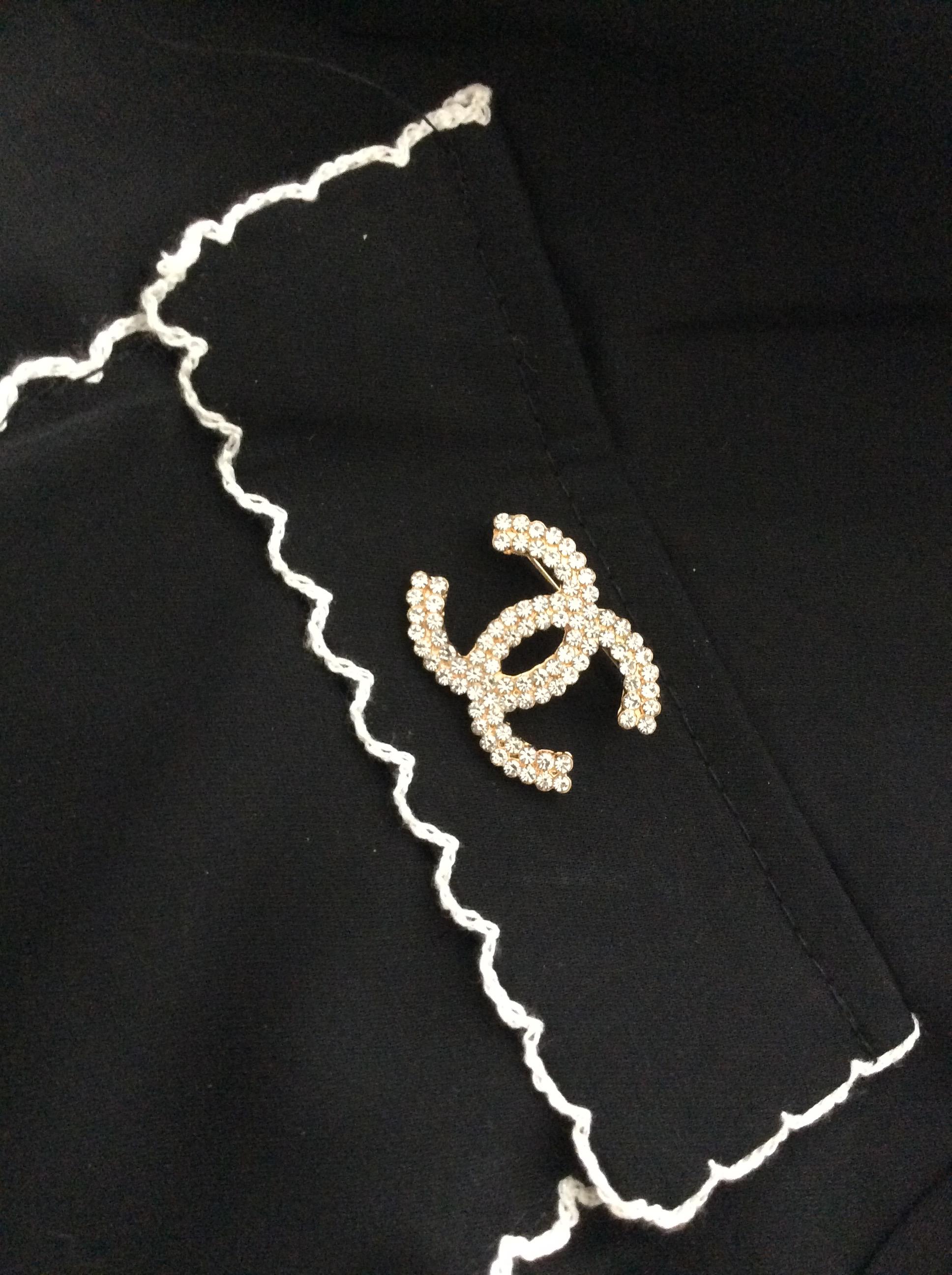 เสื้อเชิ้ตเกาหลี ปกฮาวายสีดำ มาพร้อมเข็มกลัดชาแนล งานป้ายแบรนด์ตามรูป